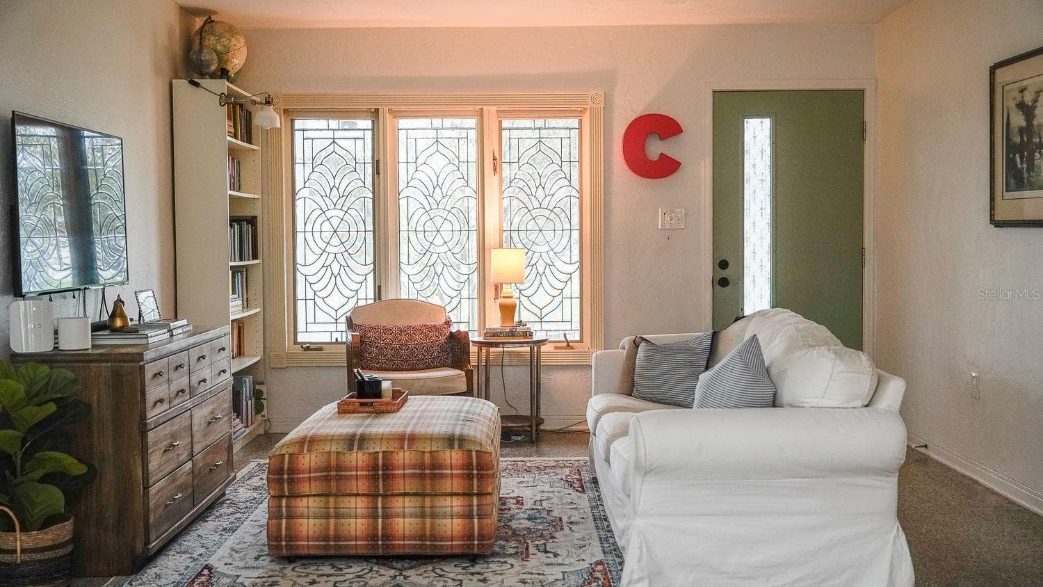 Living room - 6782 33RD AVE N, ST PETERSBURG