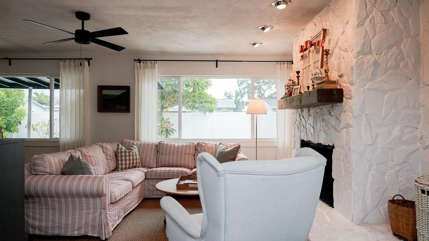 Living area - 6782 33RD AVE N, ST PETERSBURG
