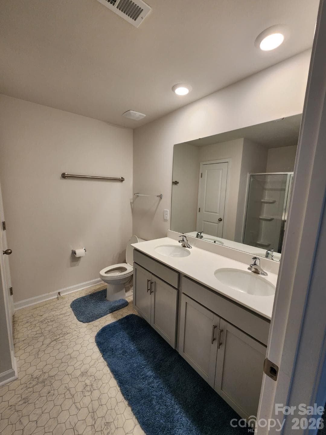Large primary bath with dual vanities and linen closet. - 3741 Stanley Creek Drive, Mount Holly