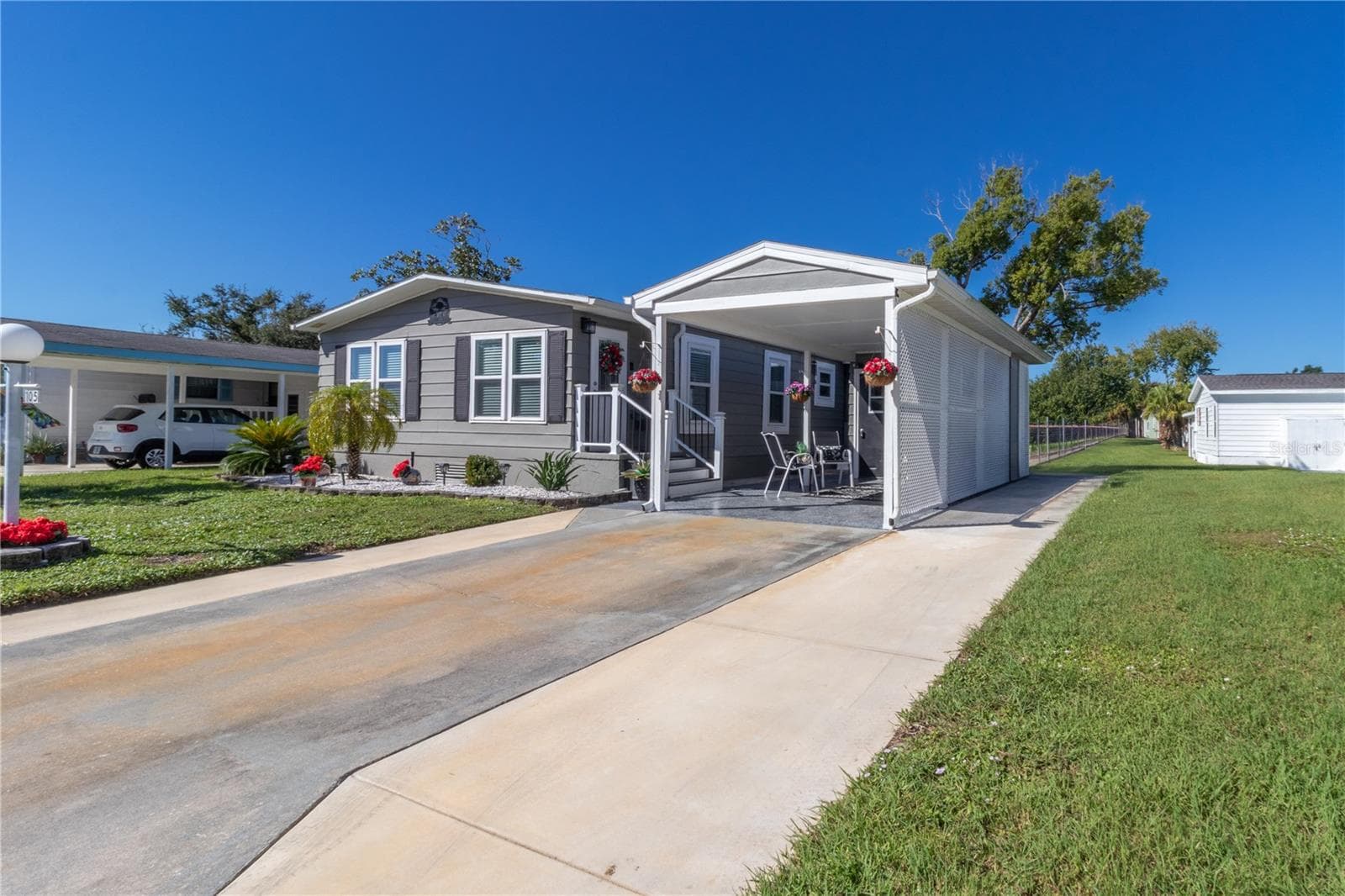 Manufactured Home at 105 MEADOW CIR, ELLENTON, photo 2 of 51