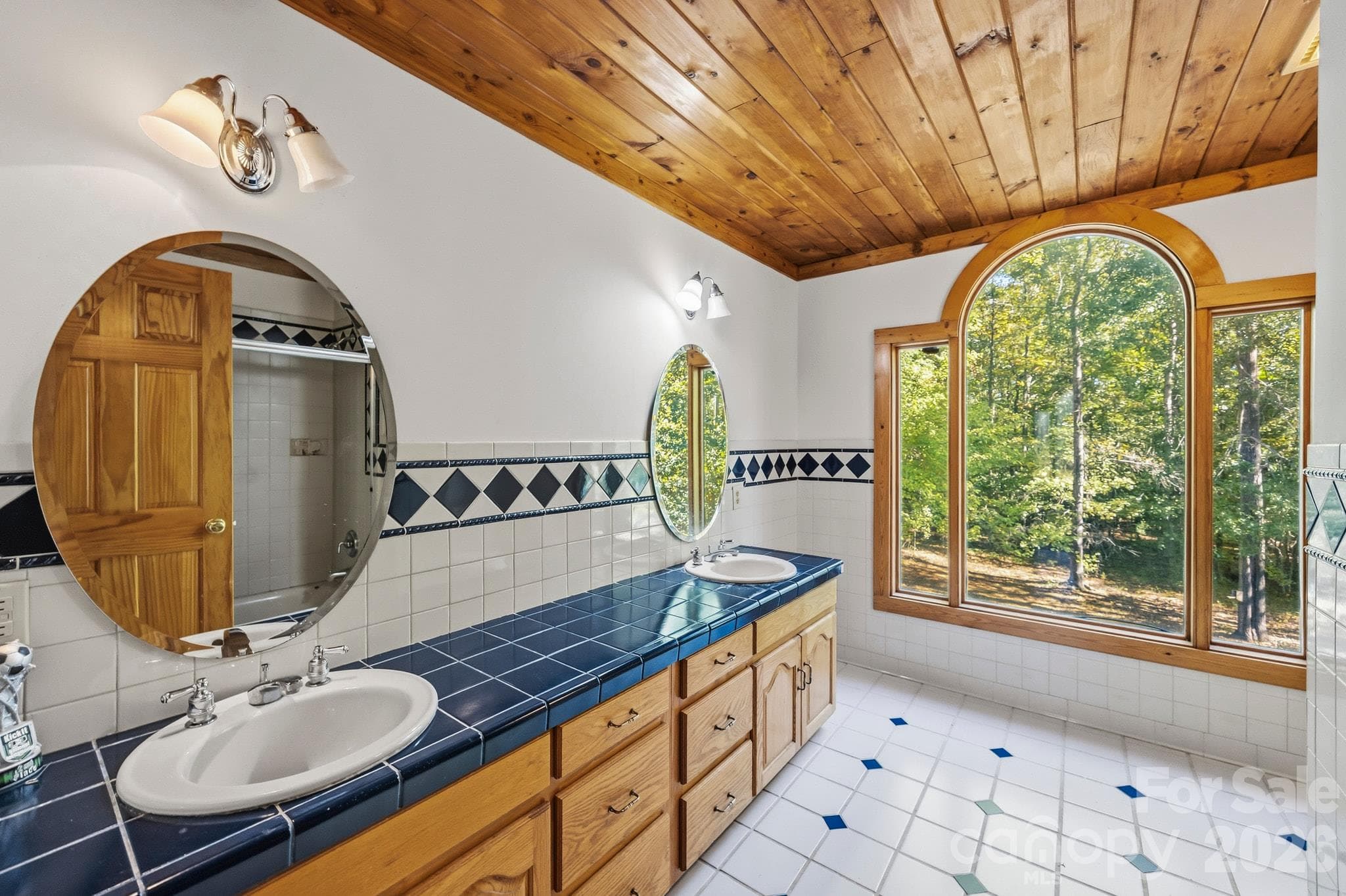 Full Upstairs Bath - 1130 Beamguard Road, Clover