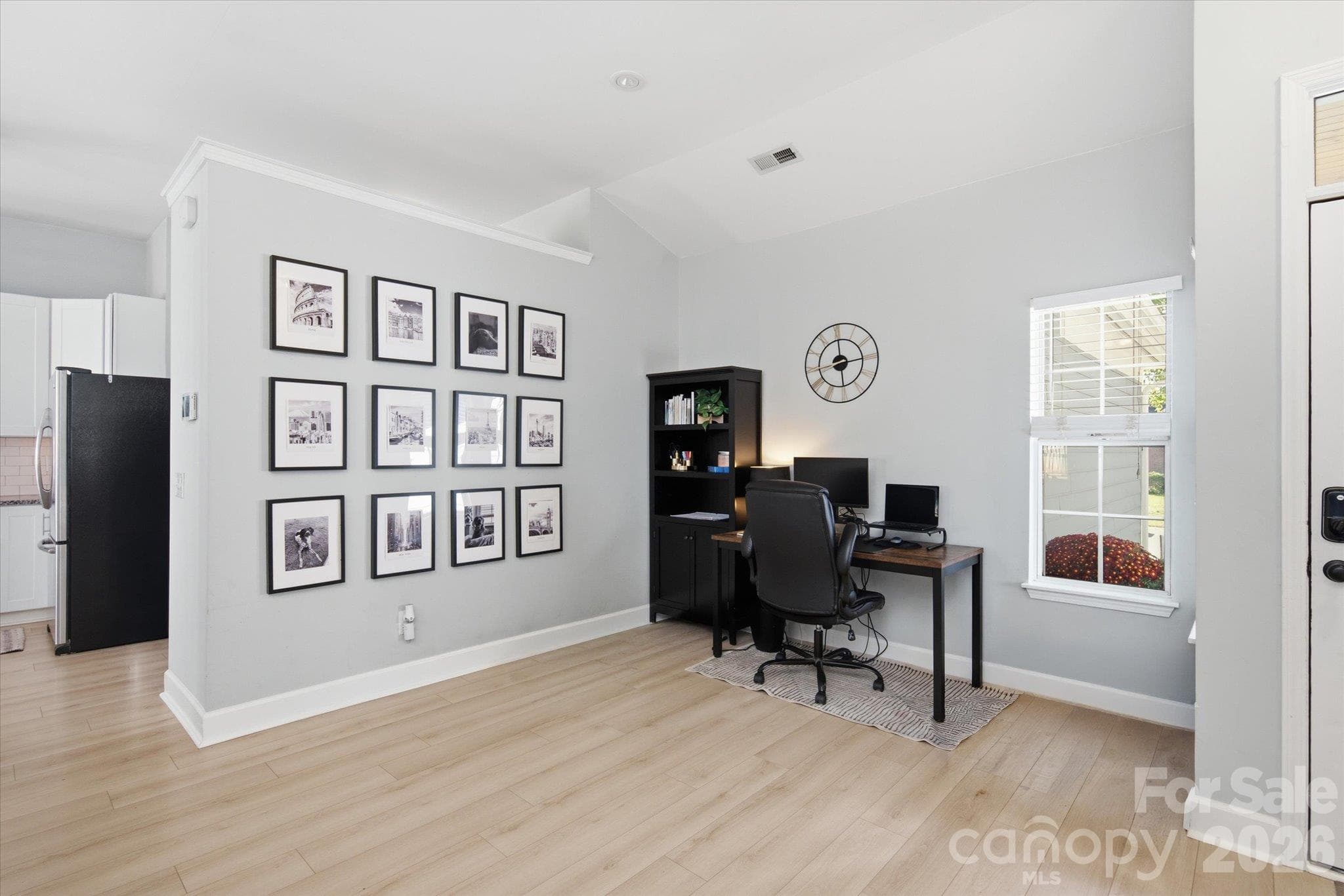 Single Family Residence at 9301 Lindahi Lane, Charlotte, photo 4 of 26