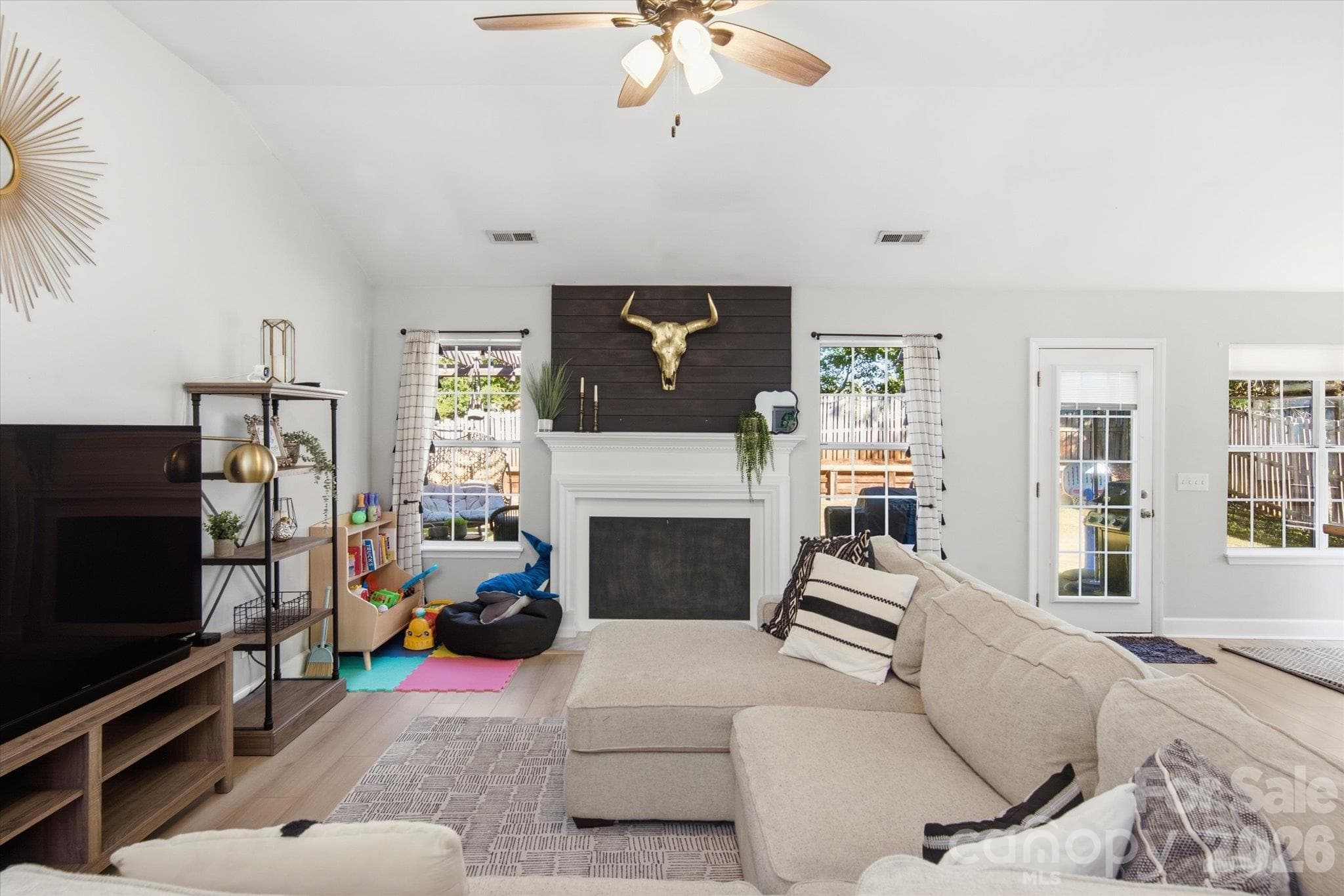 Single Family Residence at 9301 Lindahi Lane, Charlotte, photo 6 of 26