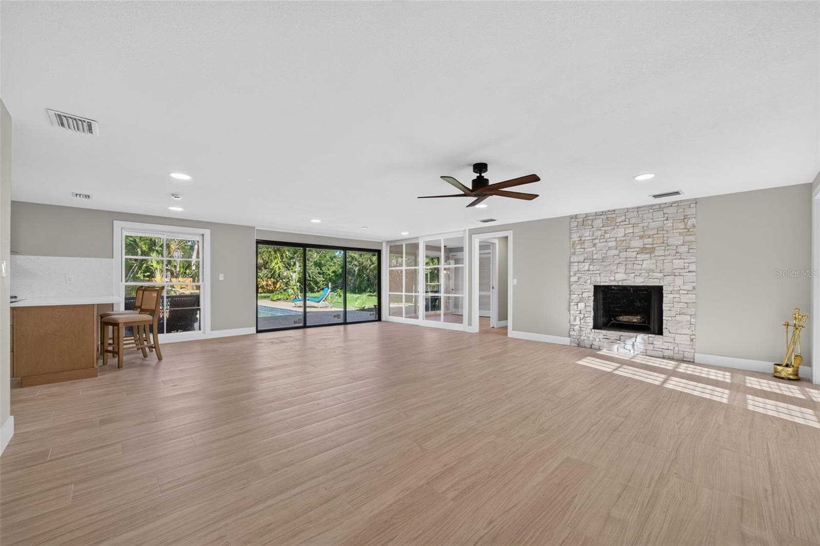 Open concept living & dining room - 290 SPANIARDS RD, PLACIDA