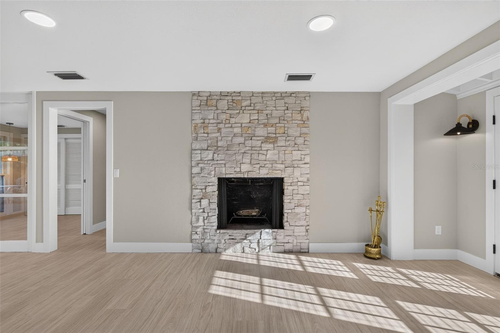 Wood burning fireplace - 290 SPANIARDS RD, PLACIDA