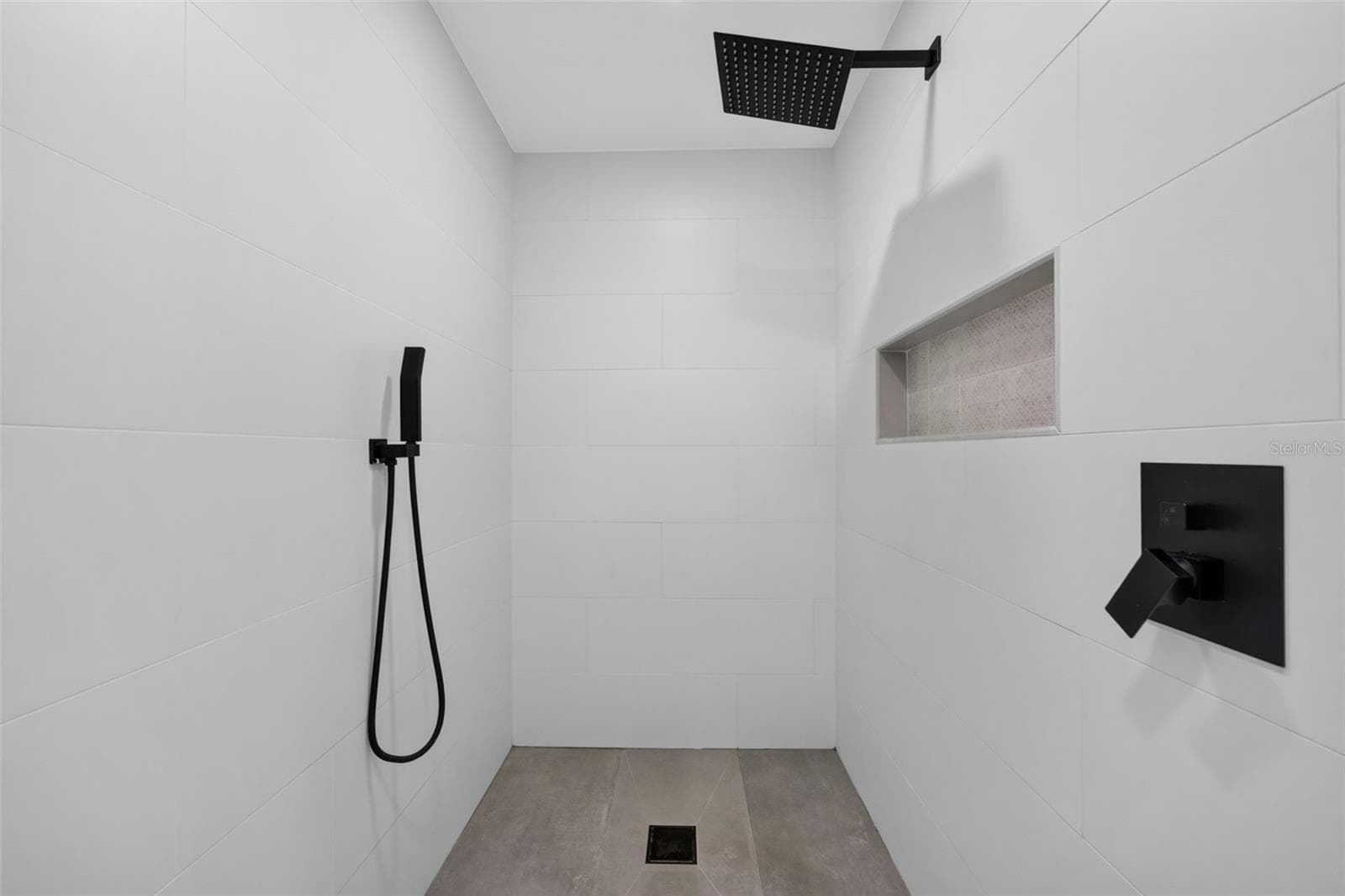 Huge walk-in shower - 290 SPANIARDS RD, PLACIDA