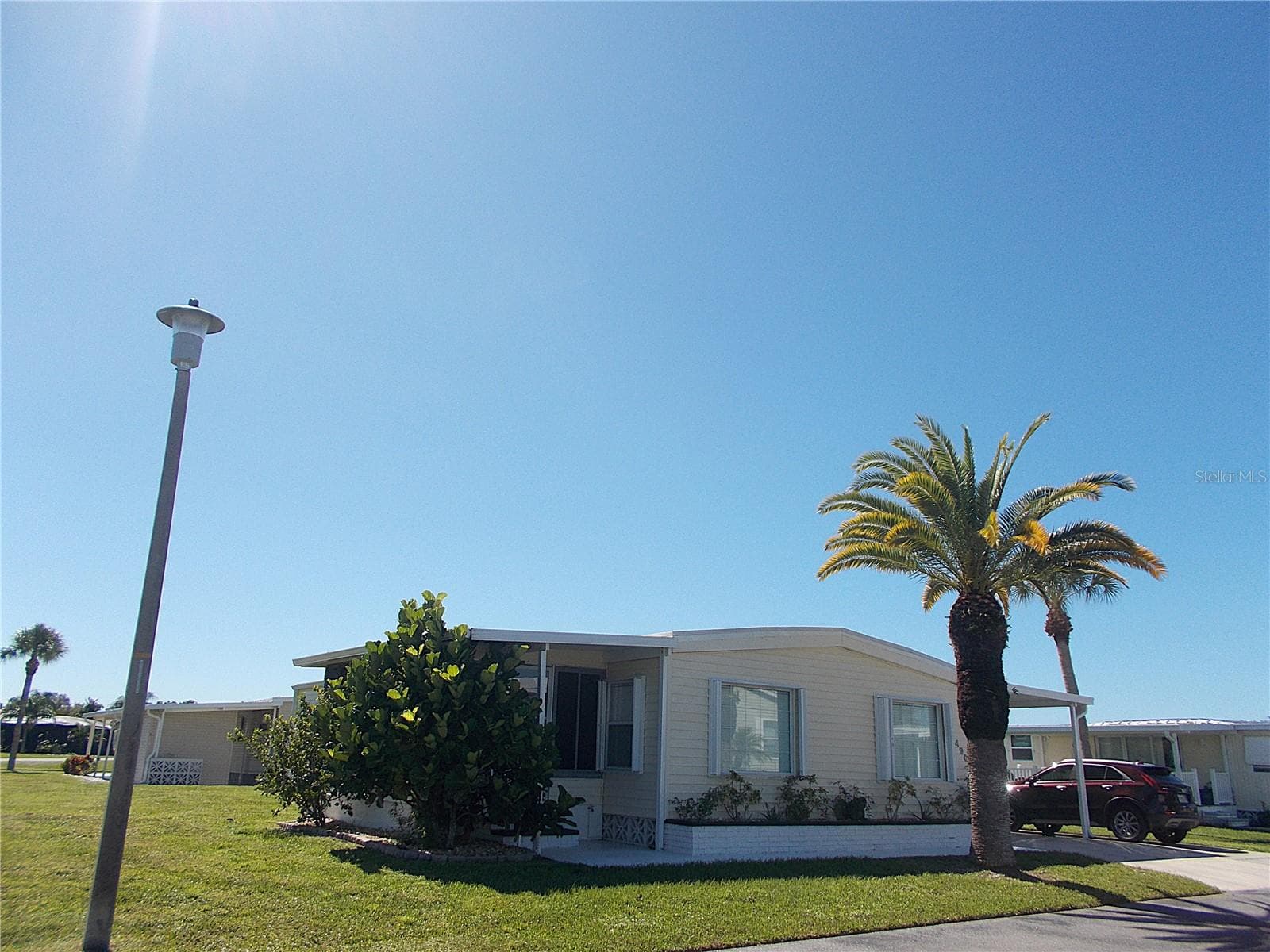 Front view showing corner lot - 490 ASHWOOD DR, VENICE