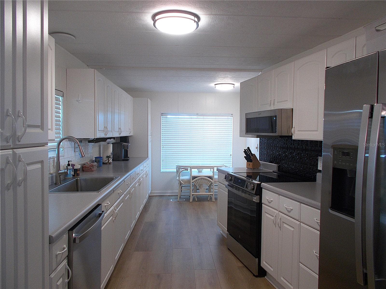 Kitchen/breakfast nook - 490 ASHWOOD DR, VENICE