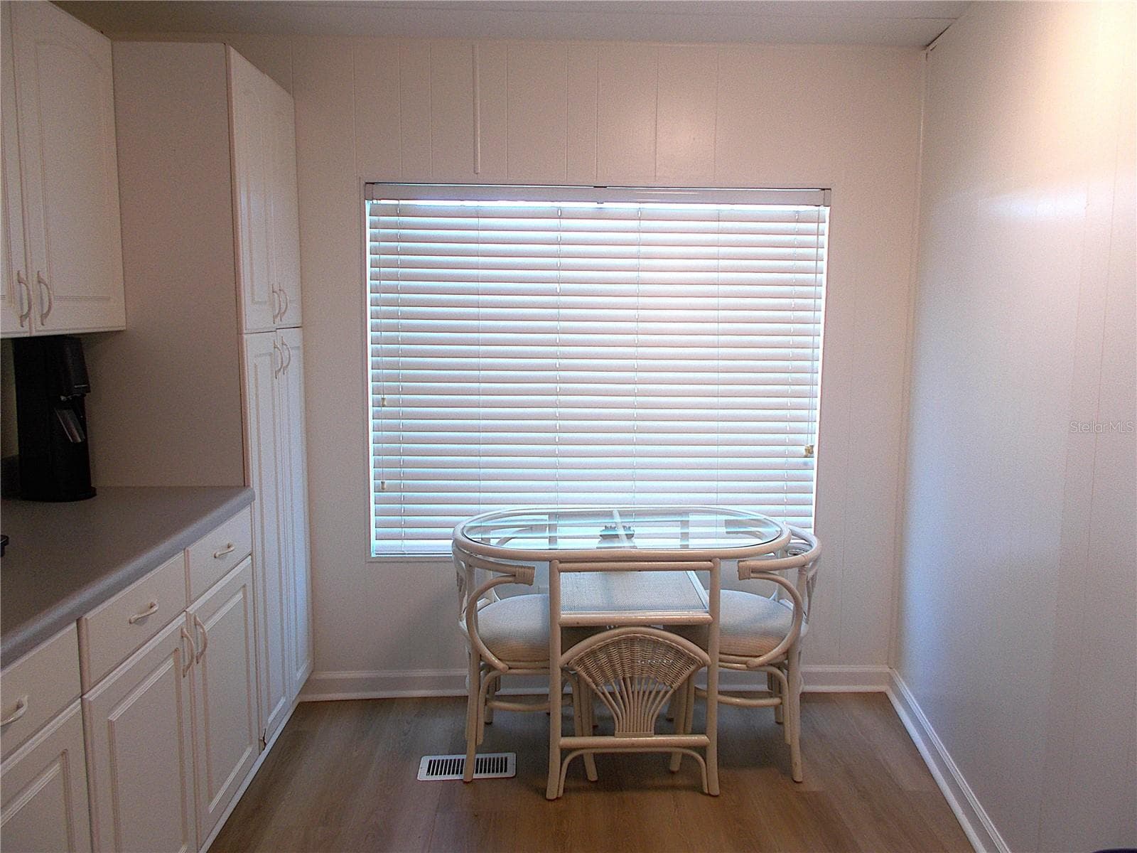 Breakfast nook - 490 ASHWOOD DR, VENICE