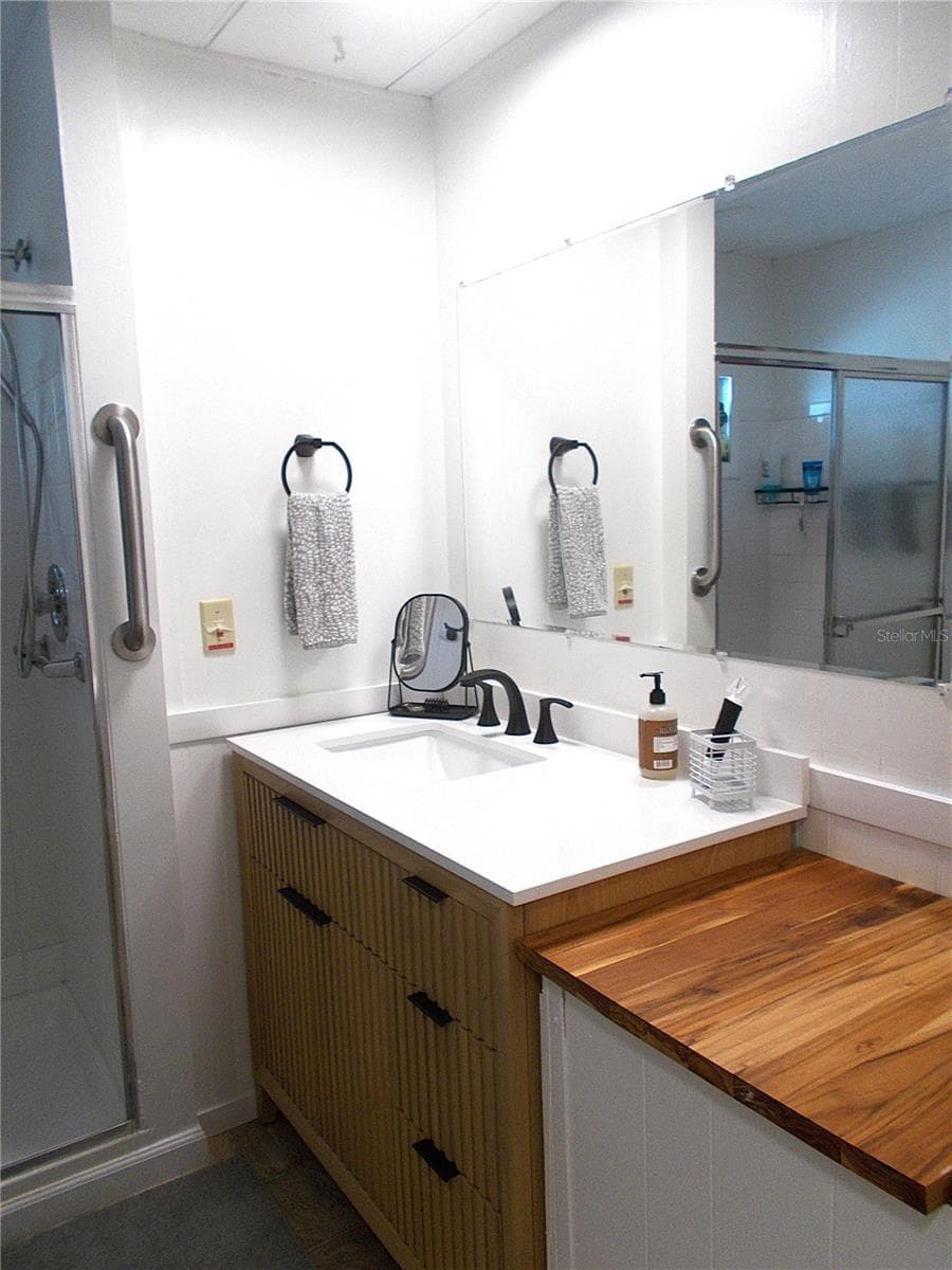 Guest bathroom - 490 ASHWOOD DR, VENICE