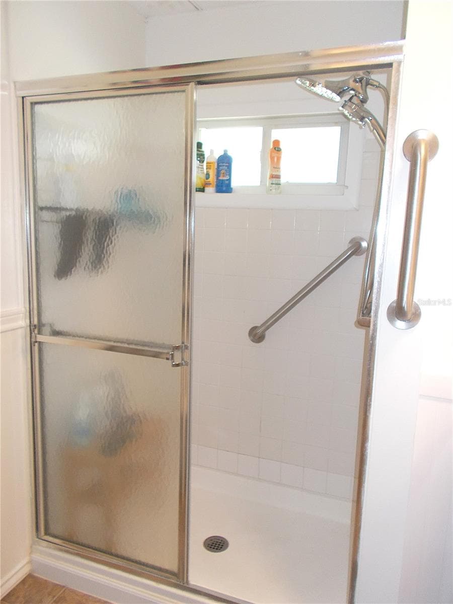 Guest bathroom shower - 490 ASHWOOD DR, VENICE