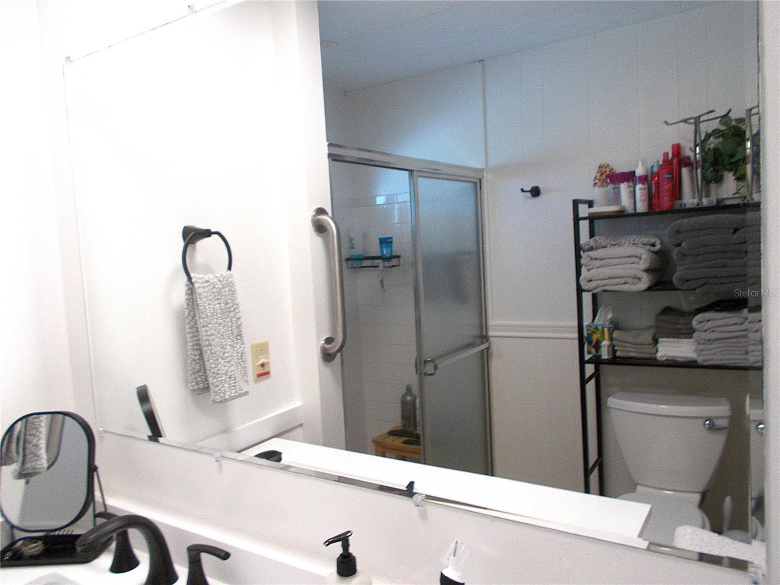 Guest bathroom - 490 ASHWOOD DR, VENICE