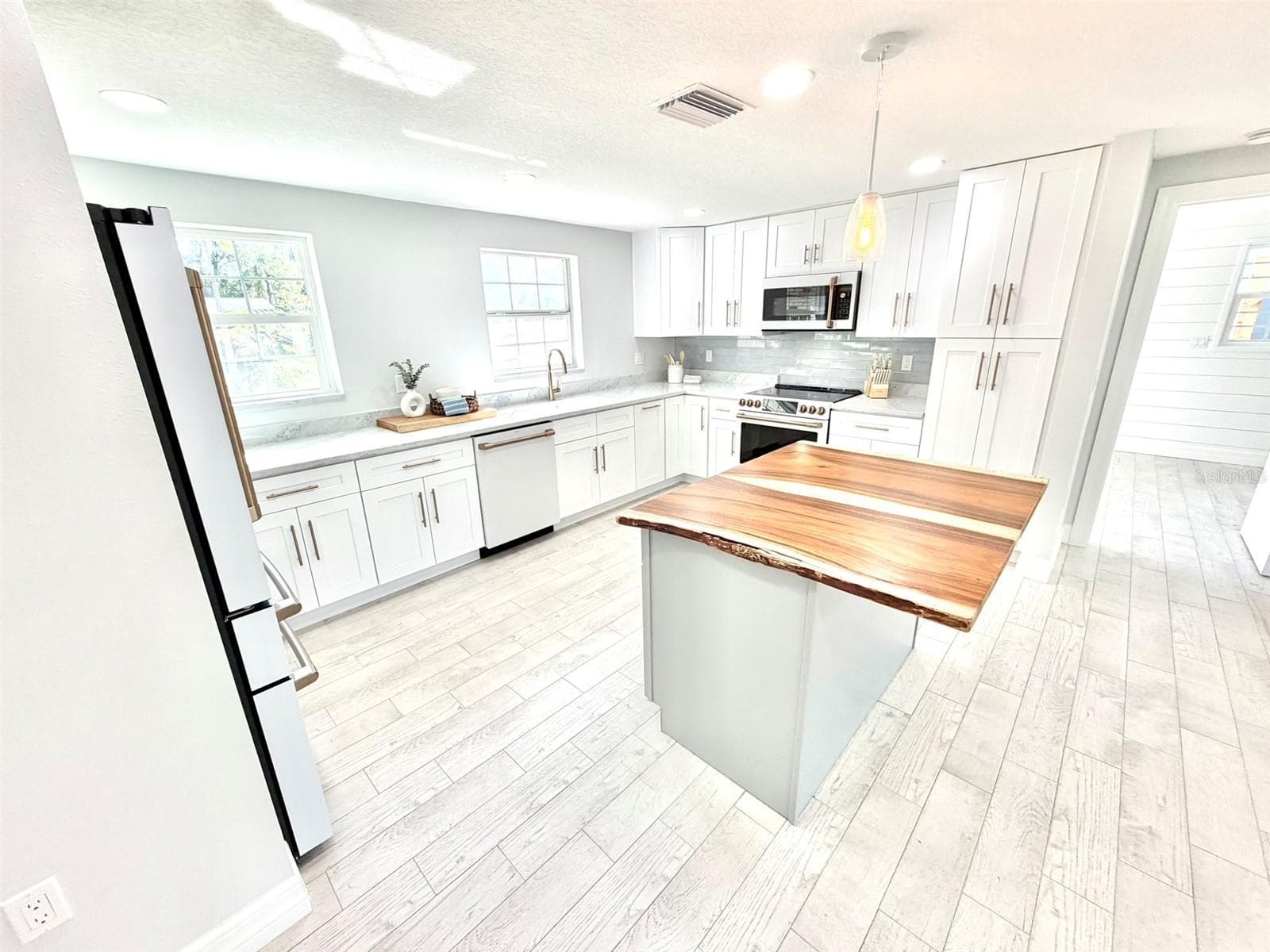 This Kitchen is a DREAM! - 336 SHADDOCK ST, TARPON SPRINGS