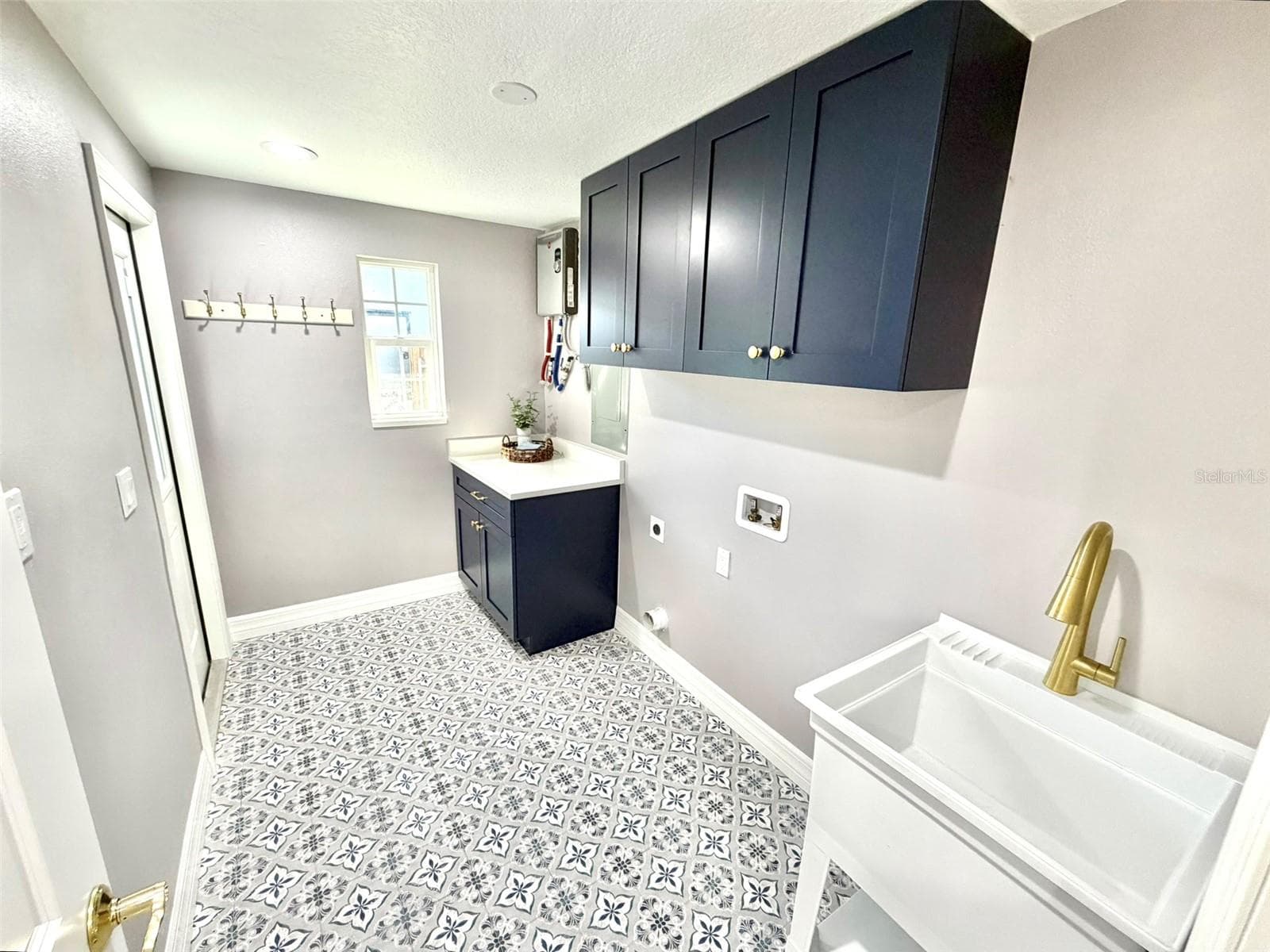 Large Laundry with Deep Sink - 336 SHADDOCK ST, TARPON SPRINGS