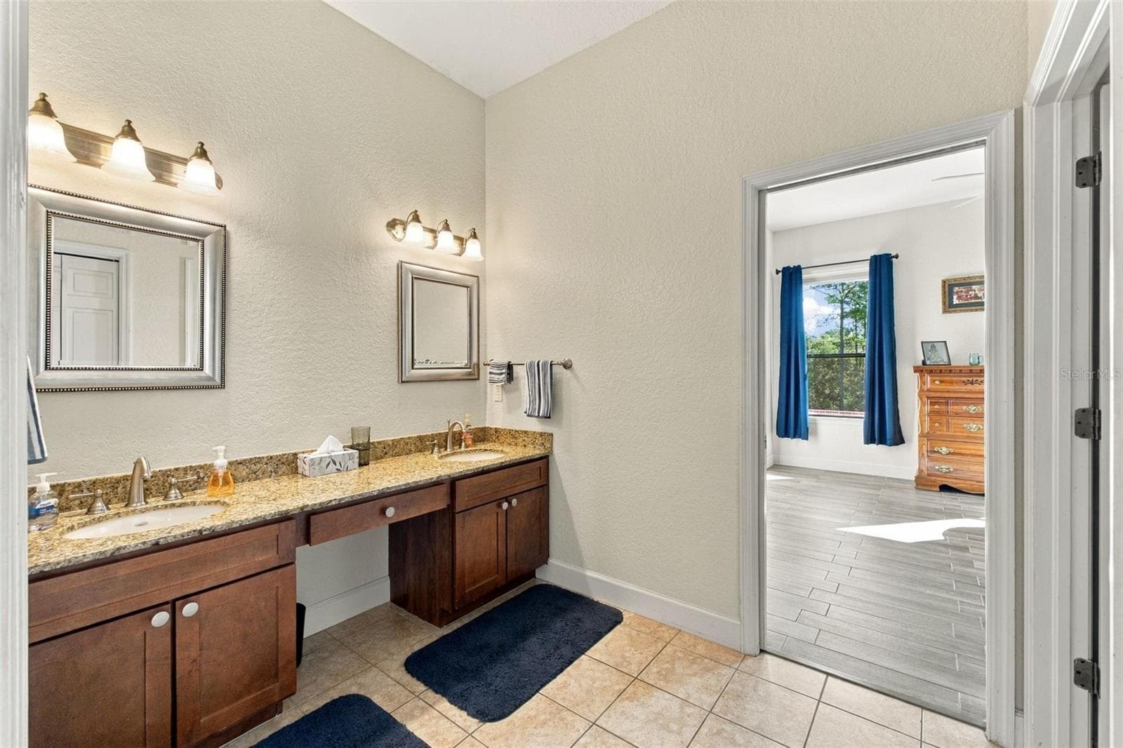 UPSTAIRS GUEST BATHROOM - 10484 GYPSY AVE, WEEKI WACHEE