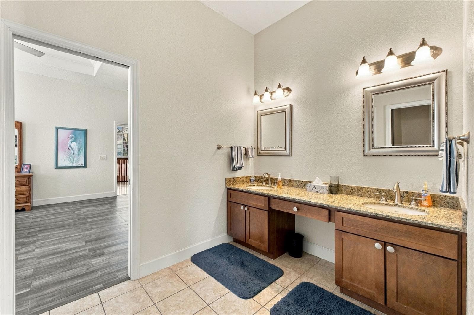 UPSTAIRS GUEST BATHROOM - 10484 GYPSY AVE, WEEKI WACHEE