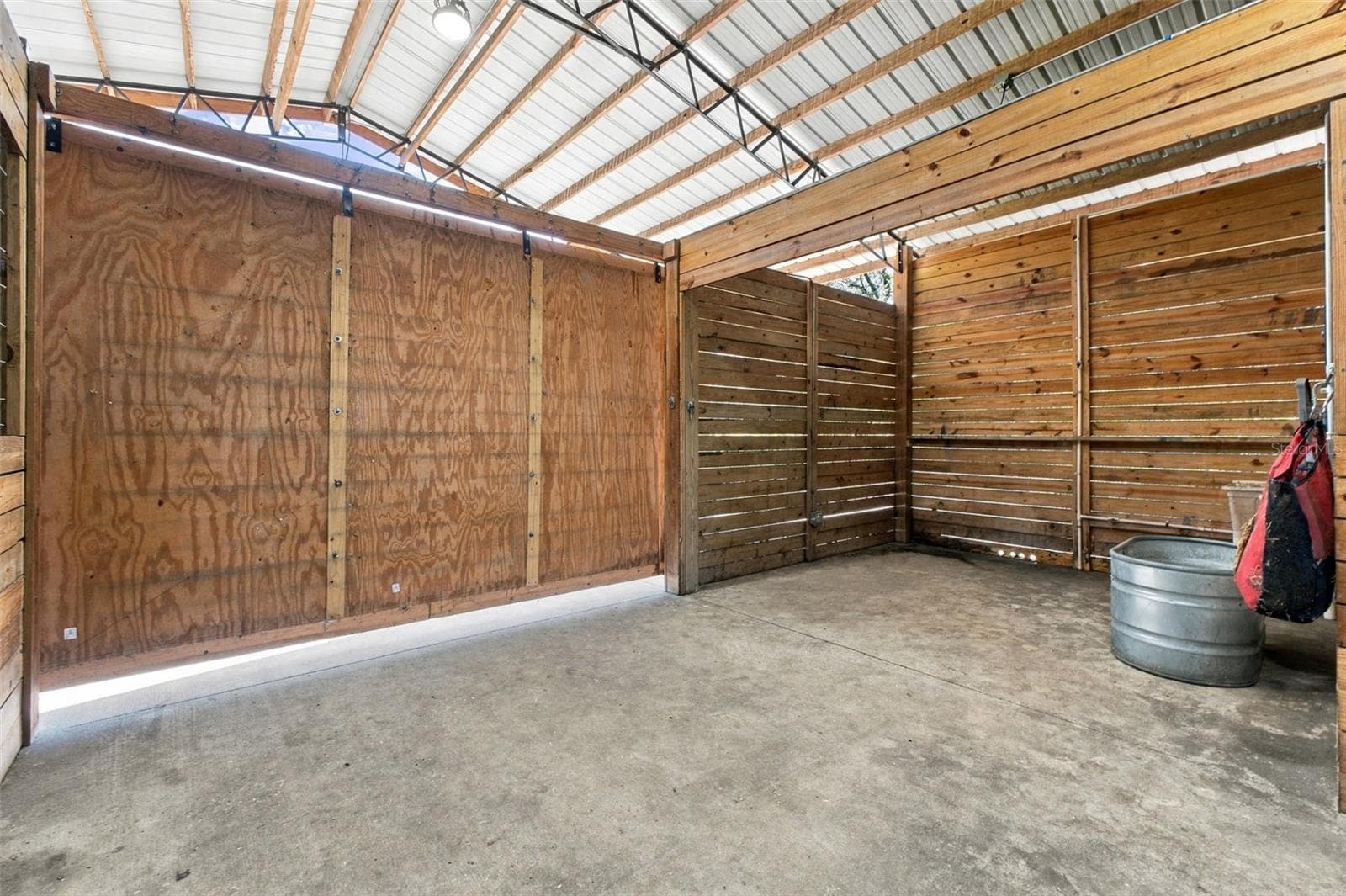 BARN - 10484 GYPSY AVE, WEEKI WACHEE