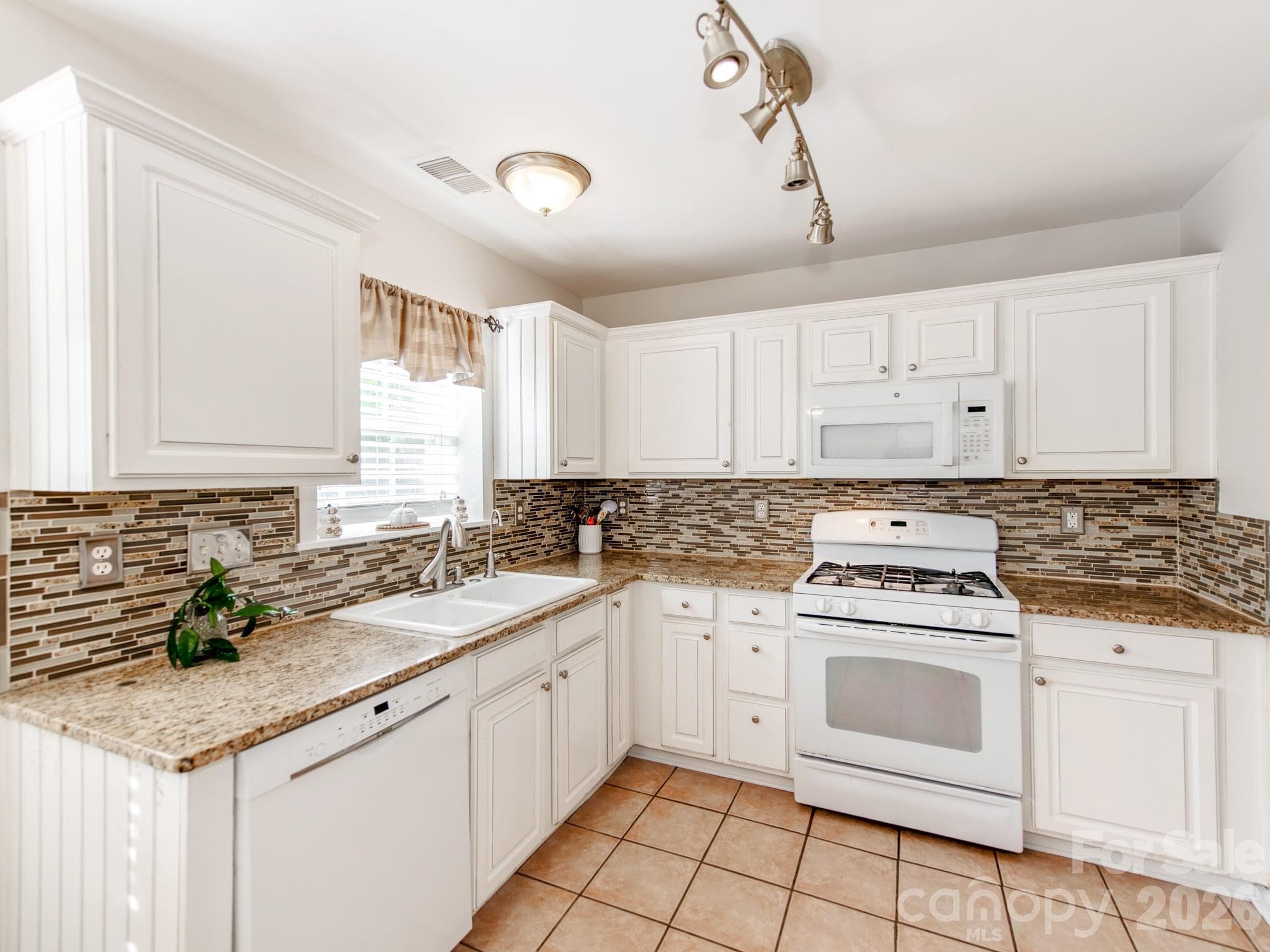 Single Family Residence at 7707 Nicolette Court, Charlotte, photo 10 of 23