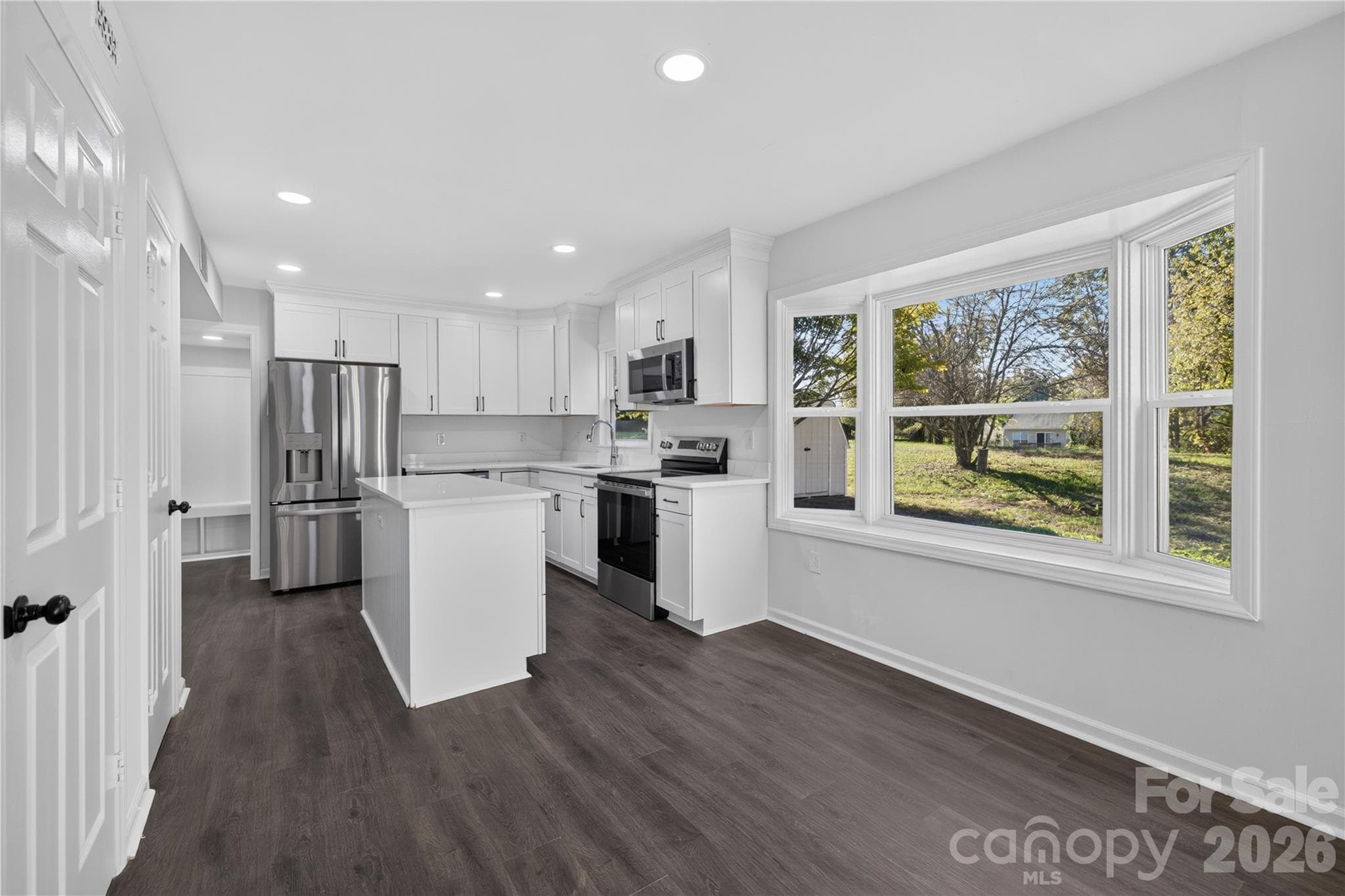Single Family Residence at 12108 Parks Farm Lane, Charlotte, photo 3 of 27