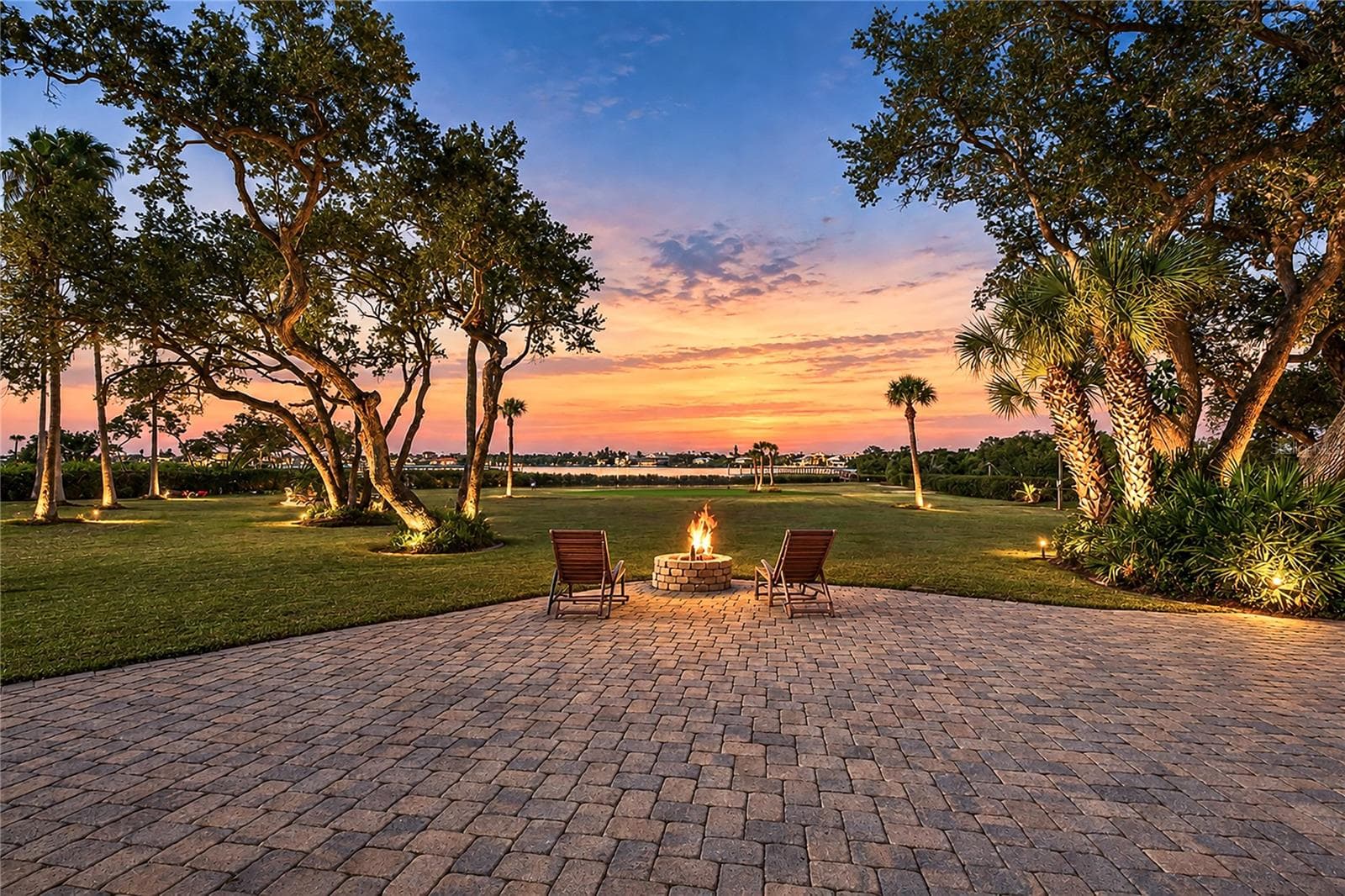 Enjoy a refreshing libation or some smores while taking in a stunning sunset while gathering around your firepit - 1930 BAYSHORE DR, ENGLEWOOD