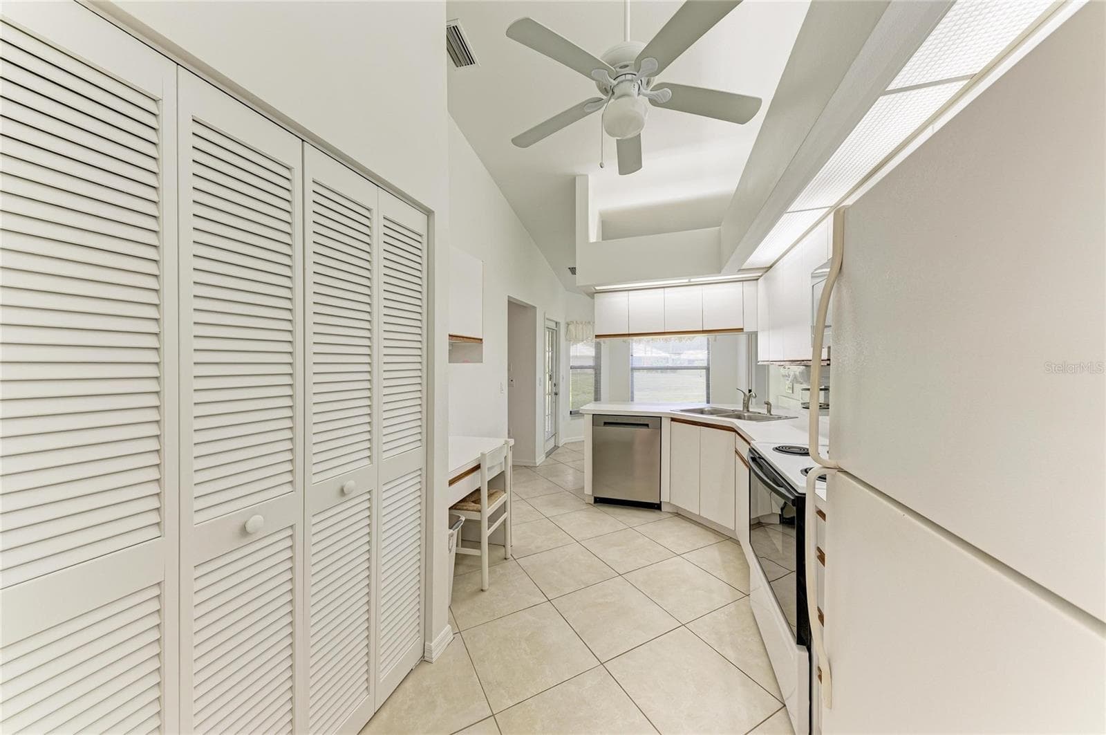 Kitchen - 101 SOUTHAMPTON PL N #248, VENICE
