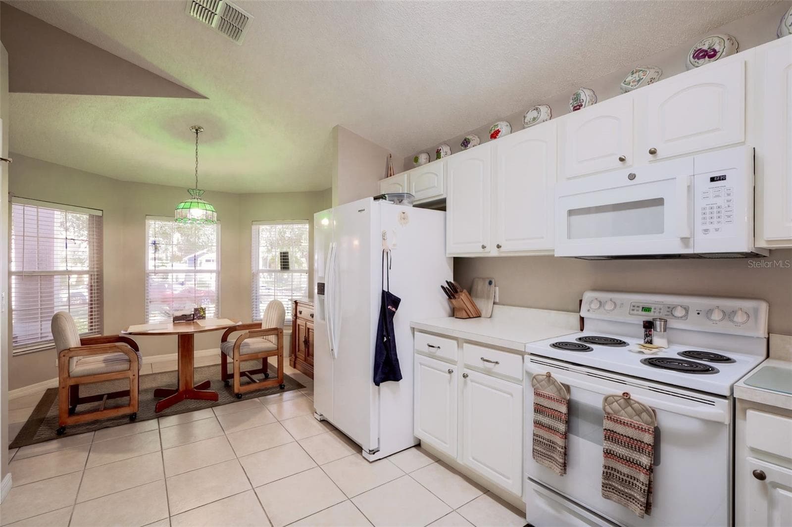 Single Family Residence at 8352 LAKE AMHURST TRL, ORLANDO, photo 6 of 39