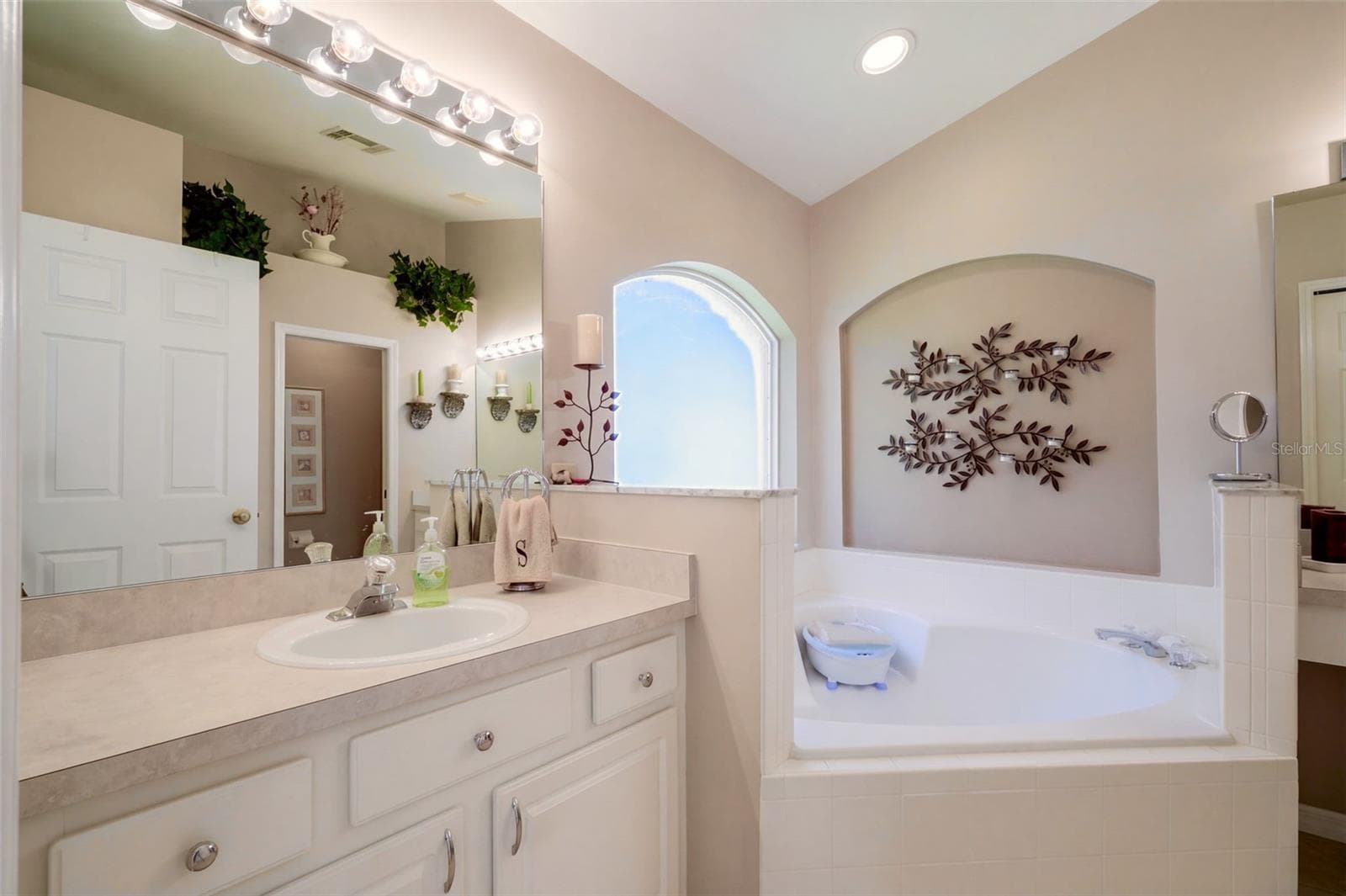 Single Family Residence at 8352 LAKE AMHURST TRL, ORLANDO, photo 19 of 39