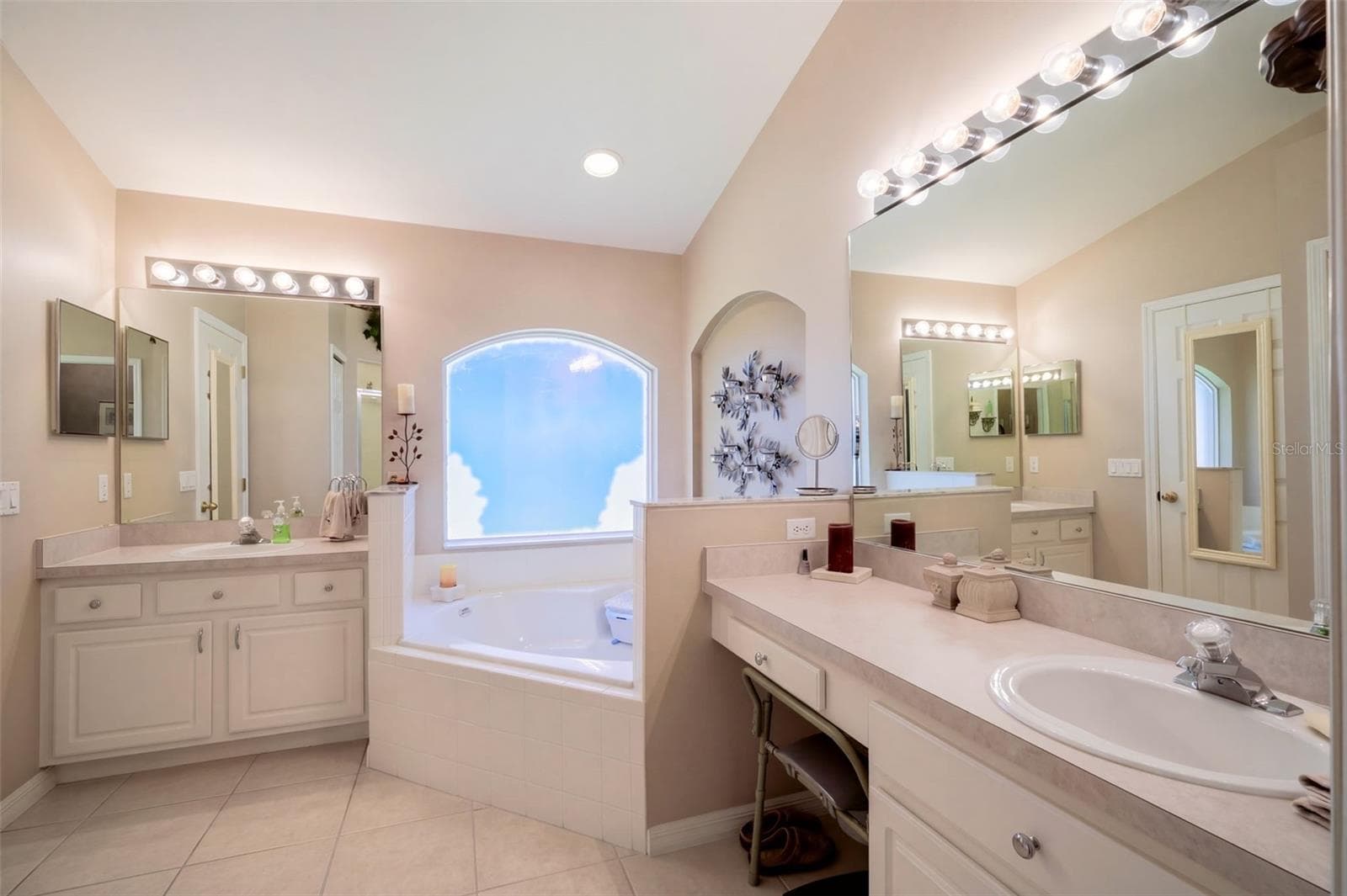Single Family Residence at 8352 LAKE AMHURST TRL, ORLANDO, photo 20 of 39