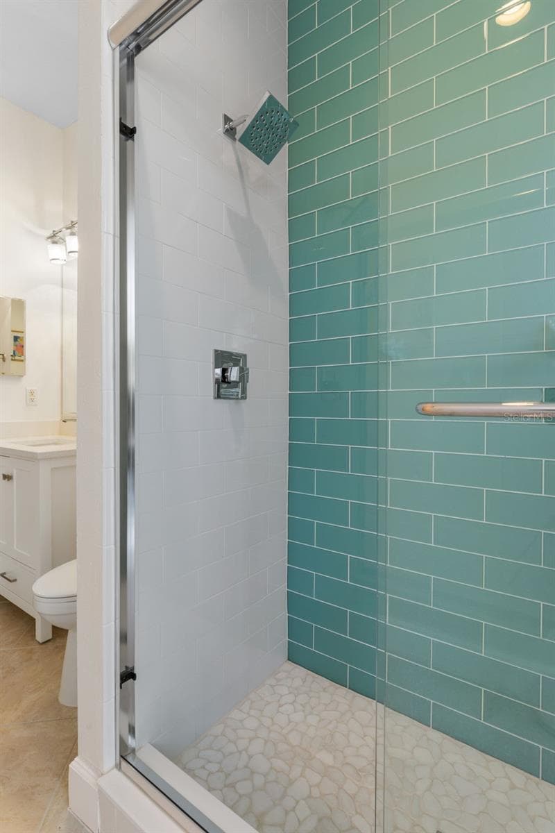 Updated Shower - 47 EASTLAKE DR, PALM COAST