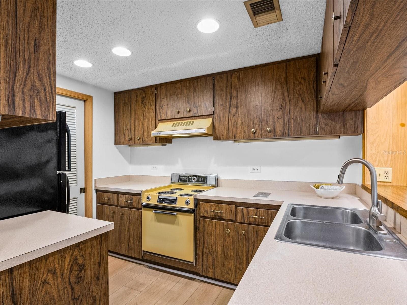 Condominium at 36750 US HIGHWAY 19 N #2372, PALM HARBOR, photo 12 of 56