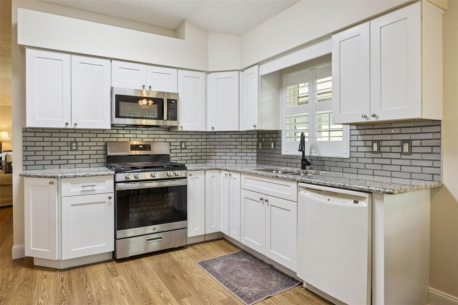 Shaker Cabinets - 5853 PRINCESS CAROLINE PL, LEESBURG