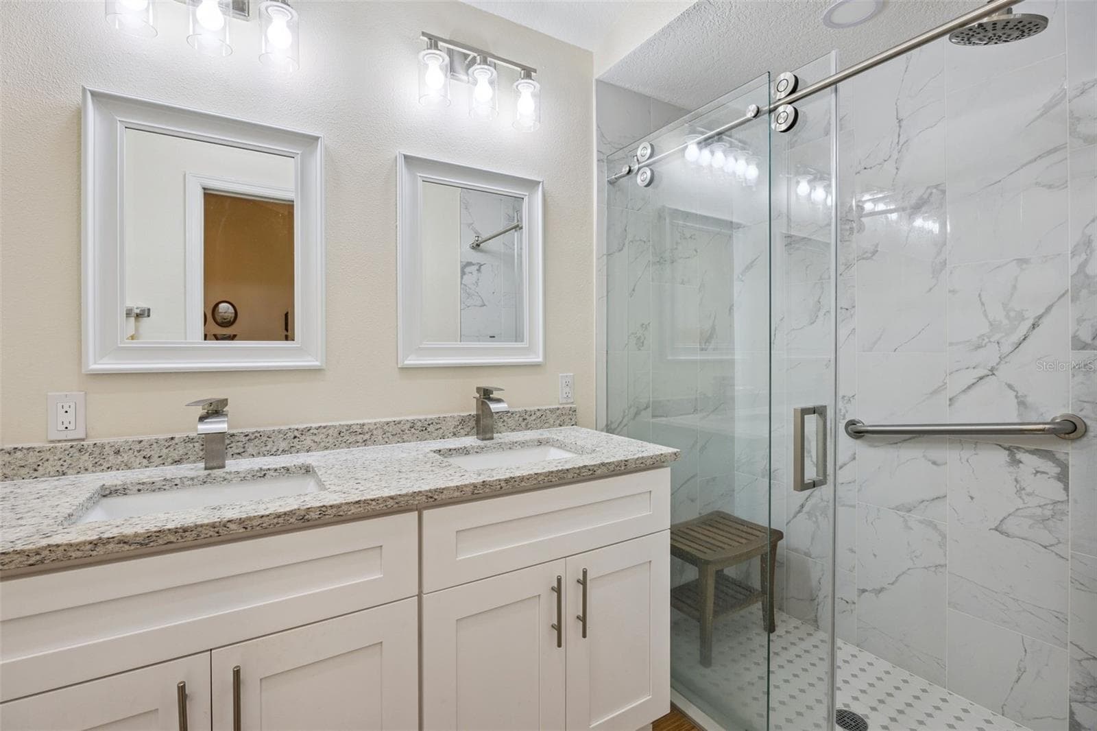 Glass enclosure, sliding door - 5853 PRINCESS CAROLINE PL, LEESBURG