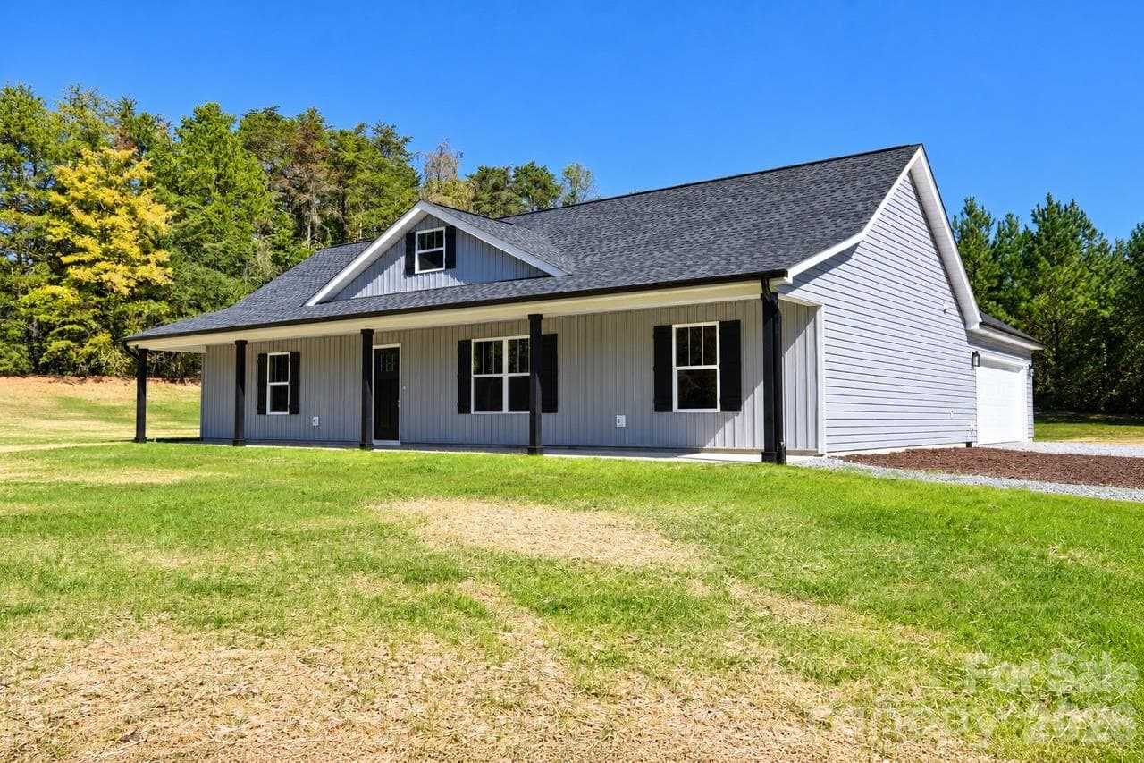 Single Family Residence at 3052 Henry Knob Road, Clover, photo 2 of 23