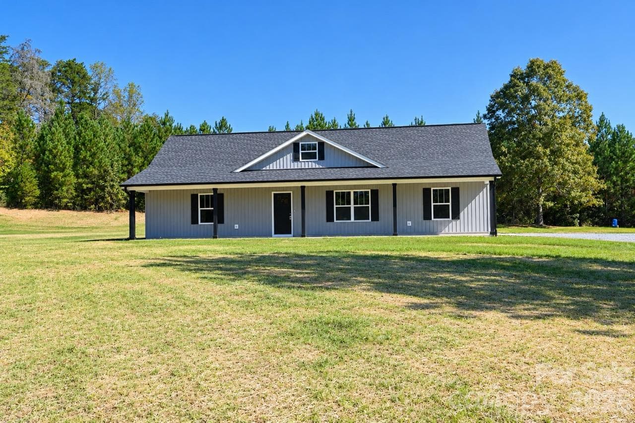 Single Family Residence at 3052 Henry Knob Road, Clover, photo 3 of 23