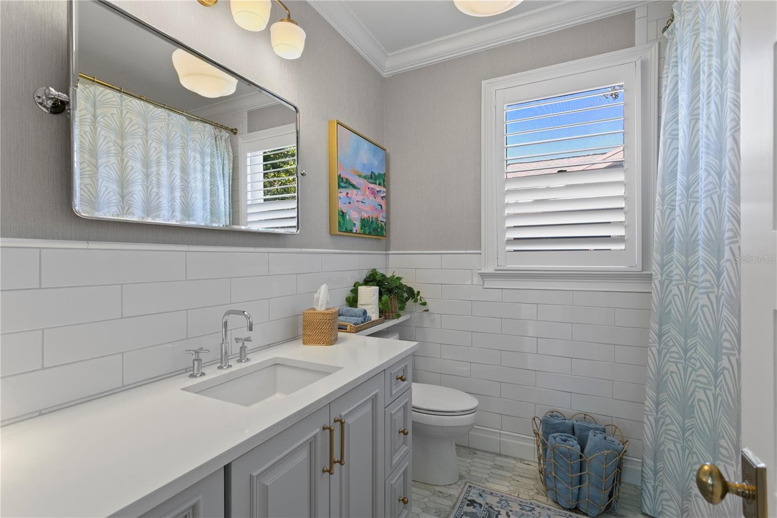 2nd Bathroom in between the 2nd and 3rd bedroom - 913 S BRUCE ST, TAMPA