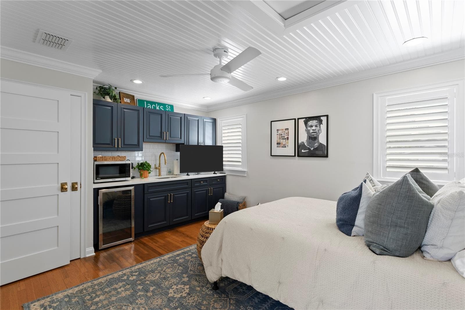 Guest House Bedroom with small refrigerator and microwave for your guests - 913 S BRUCE ST, TAMPA