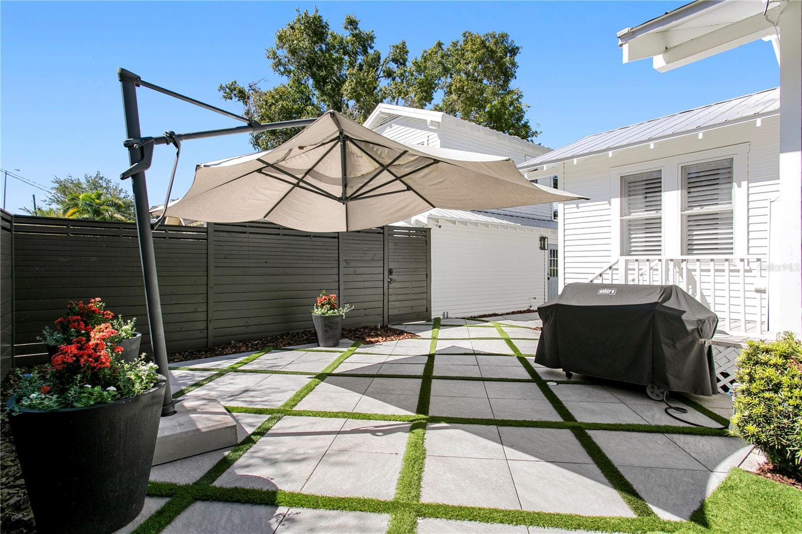 Landscaped without the stress of real grass - 913 S BRUCE ST, TAMPA