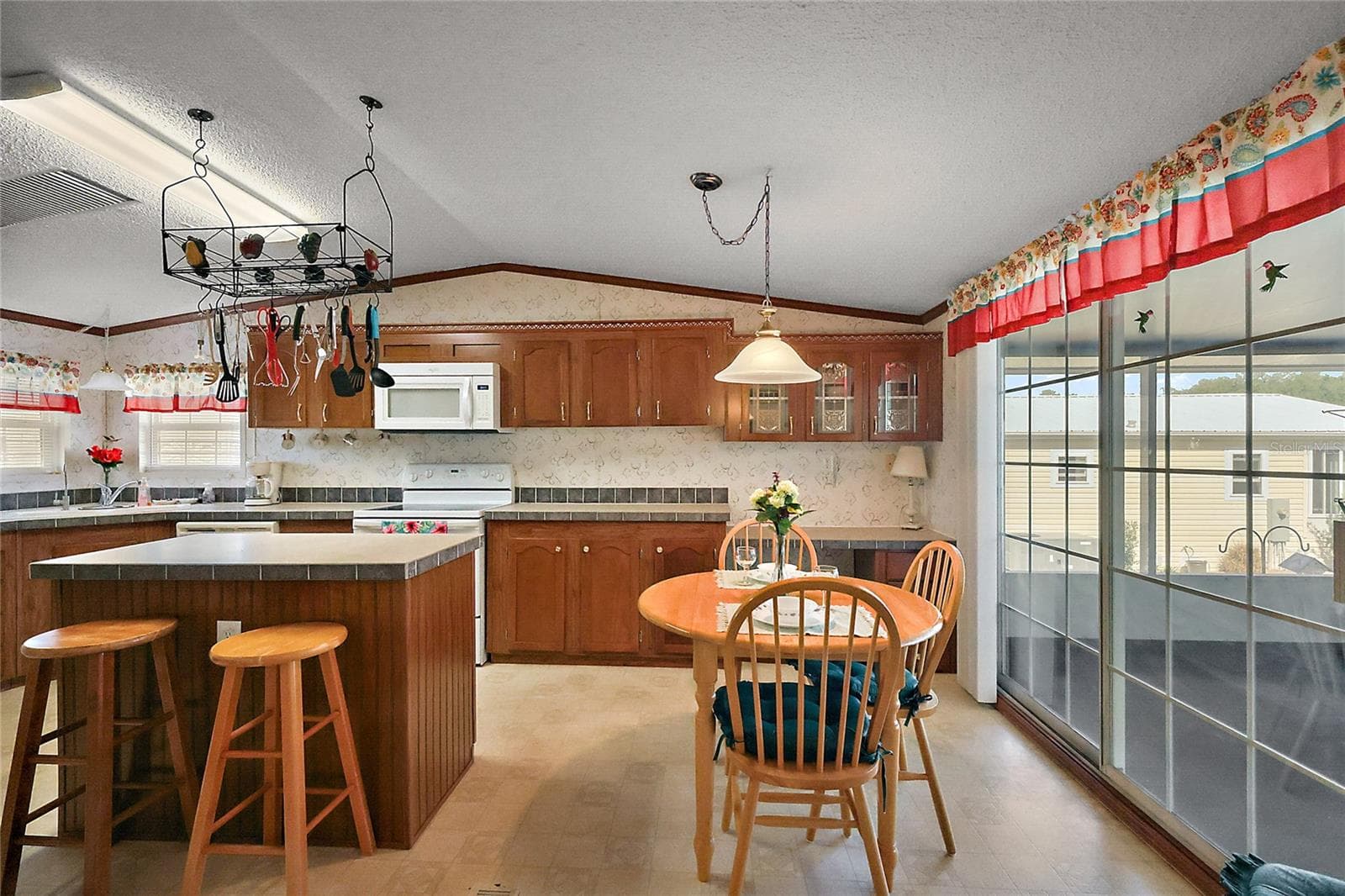 Manufactured Home at 37945 MONTICELLO ST, LEESBURG, photo 10 of 41