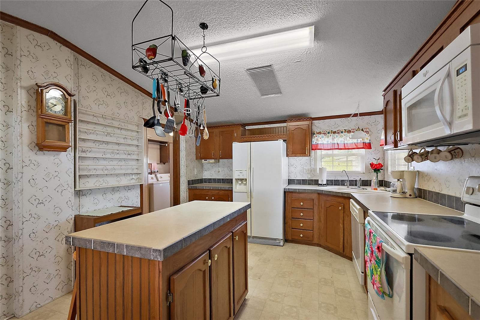 Manufactured Home at 37945 MONTICELLO ST, LEESBURG, photo 12 of 41