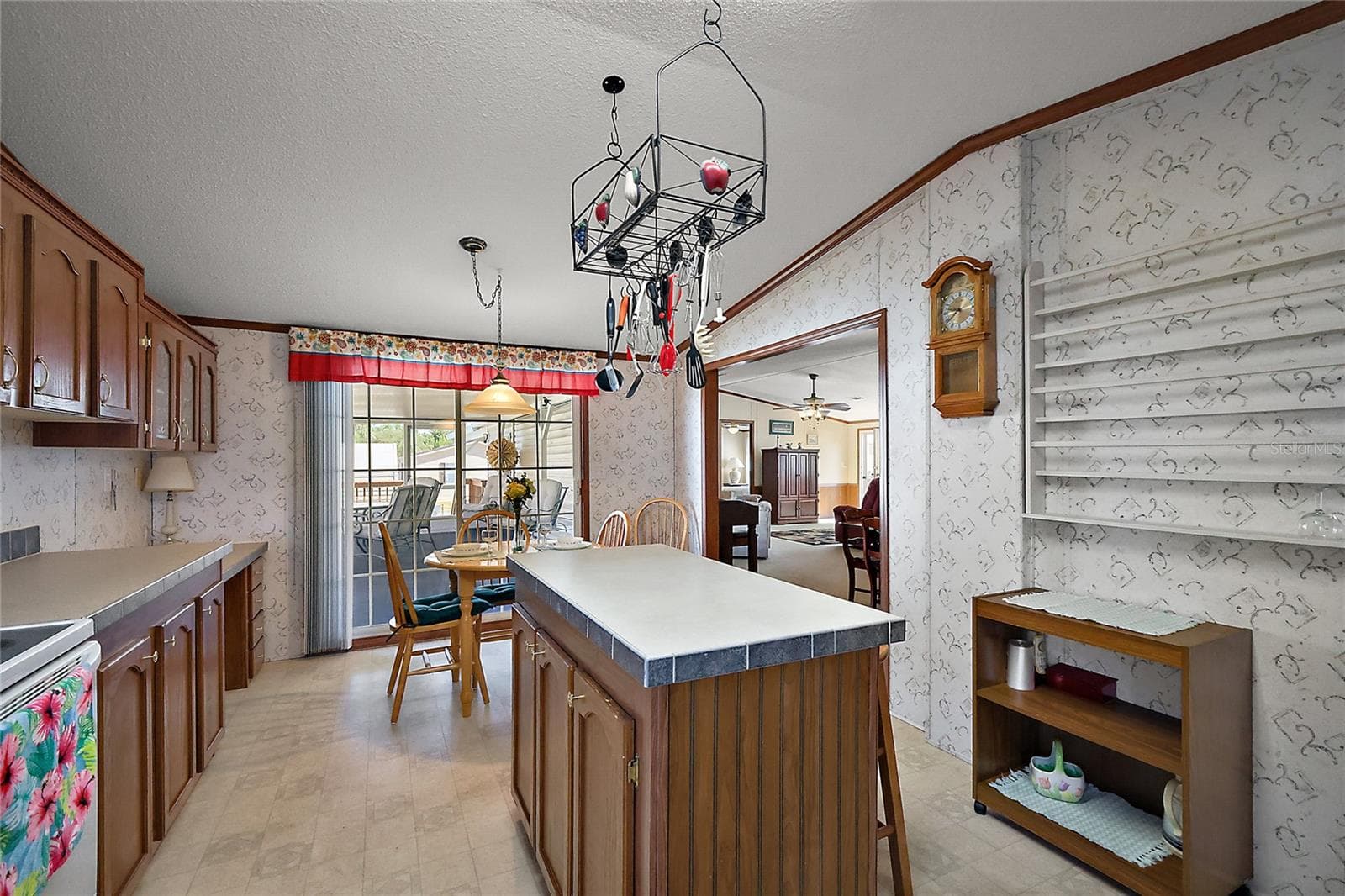 Manufactured Home at 37945 MONTICELLO ST, LEESBURG, photo 13 of 41