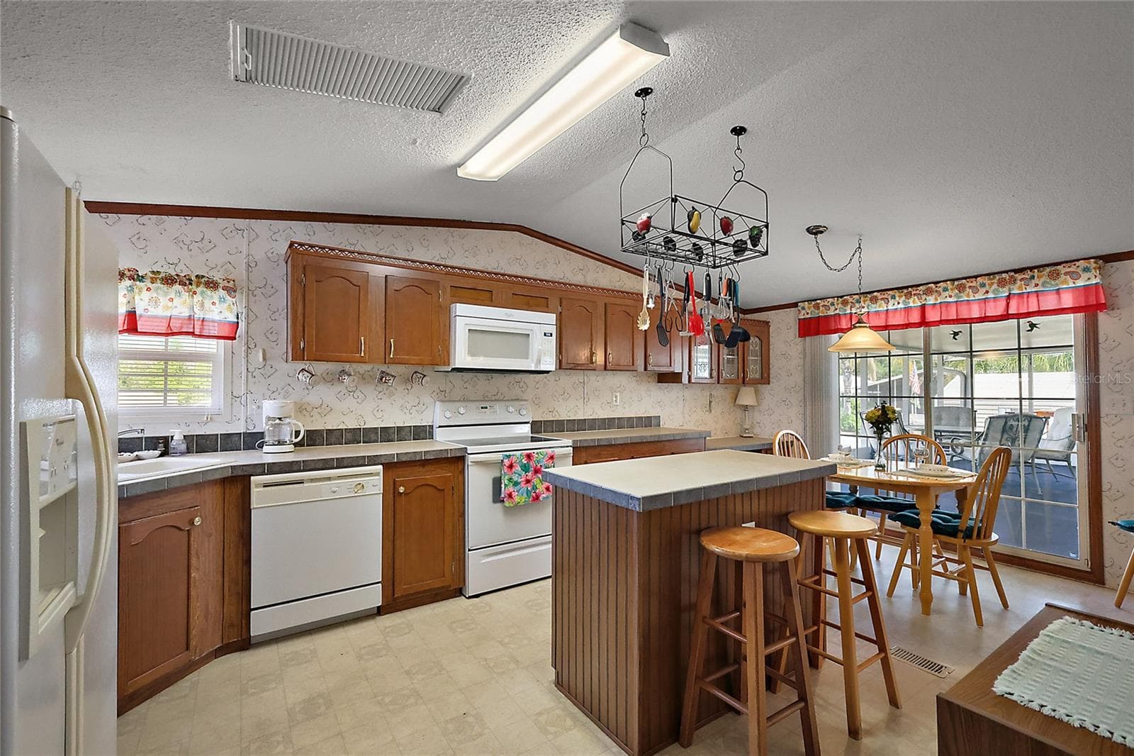Manufactured Home at 37945 MONTICELLO ST, LEESBURG, photo 14 of 41