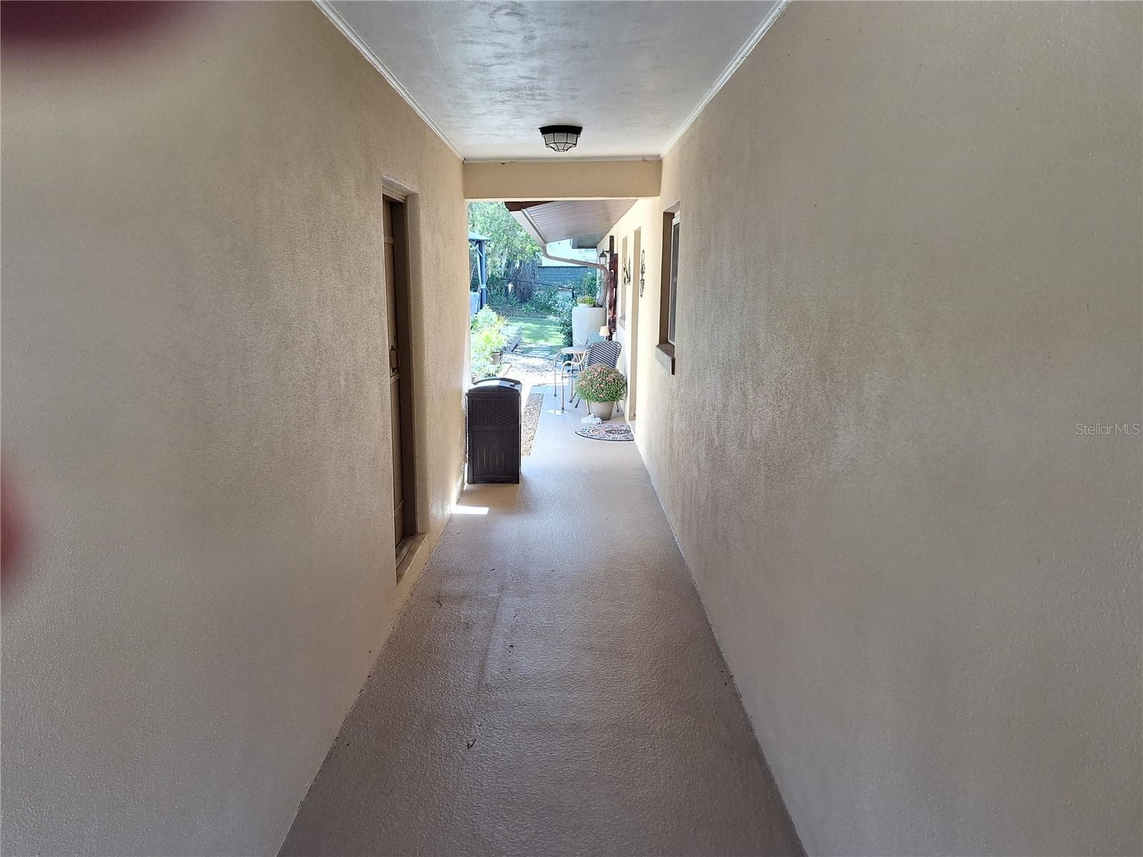 Passageway from gate. - 456 W 10TH AVE, MOUNT DORA
