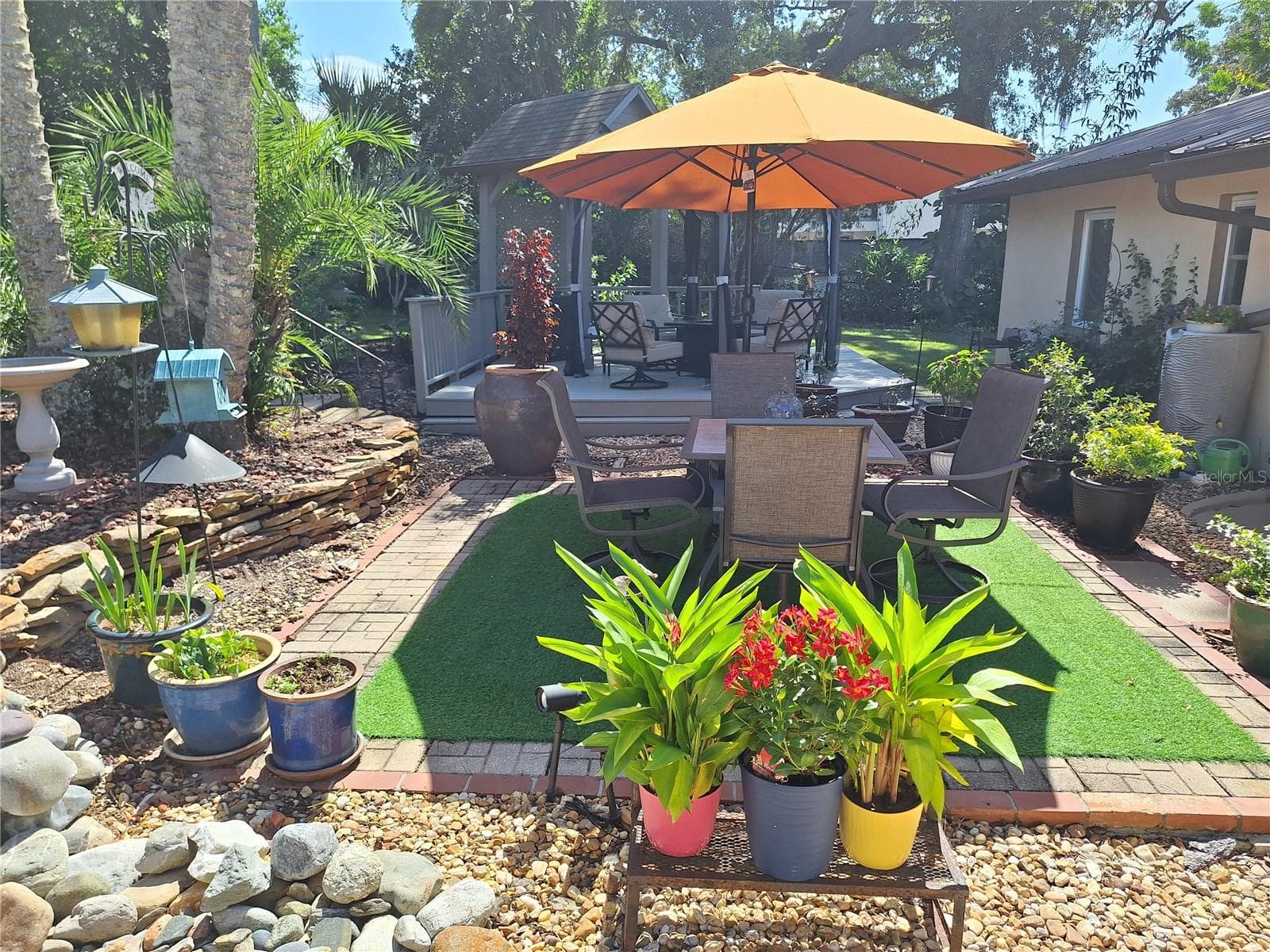 Enter into the side yard. - 456 W 10TH AVE, MOUNT DORA