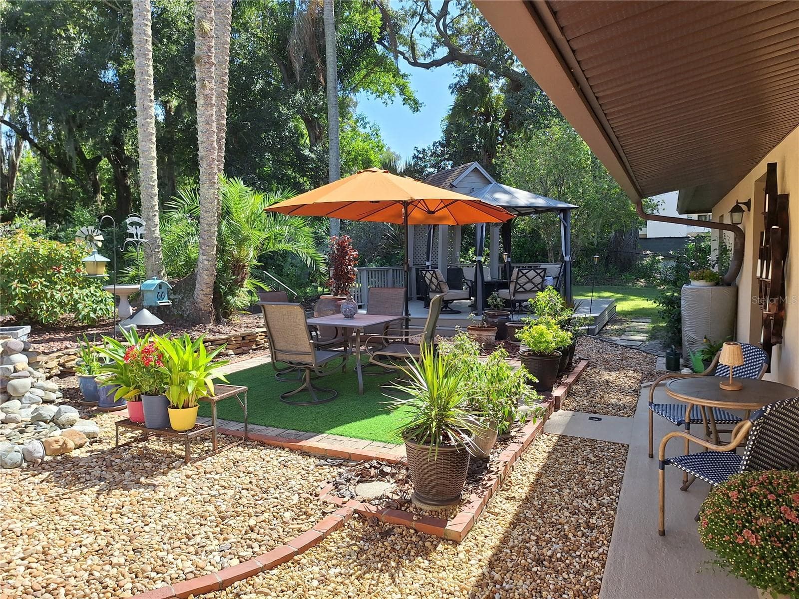 Side yard. - 456 W 10TH AVE, MOUNT DORA
