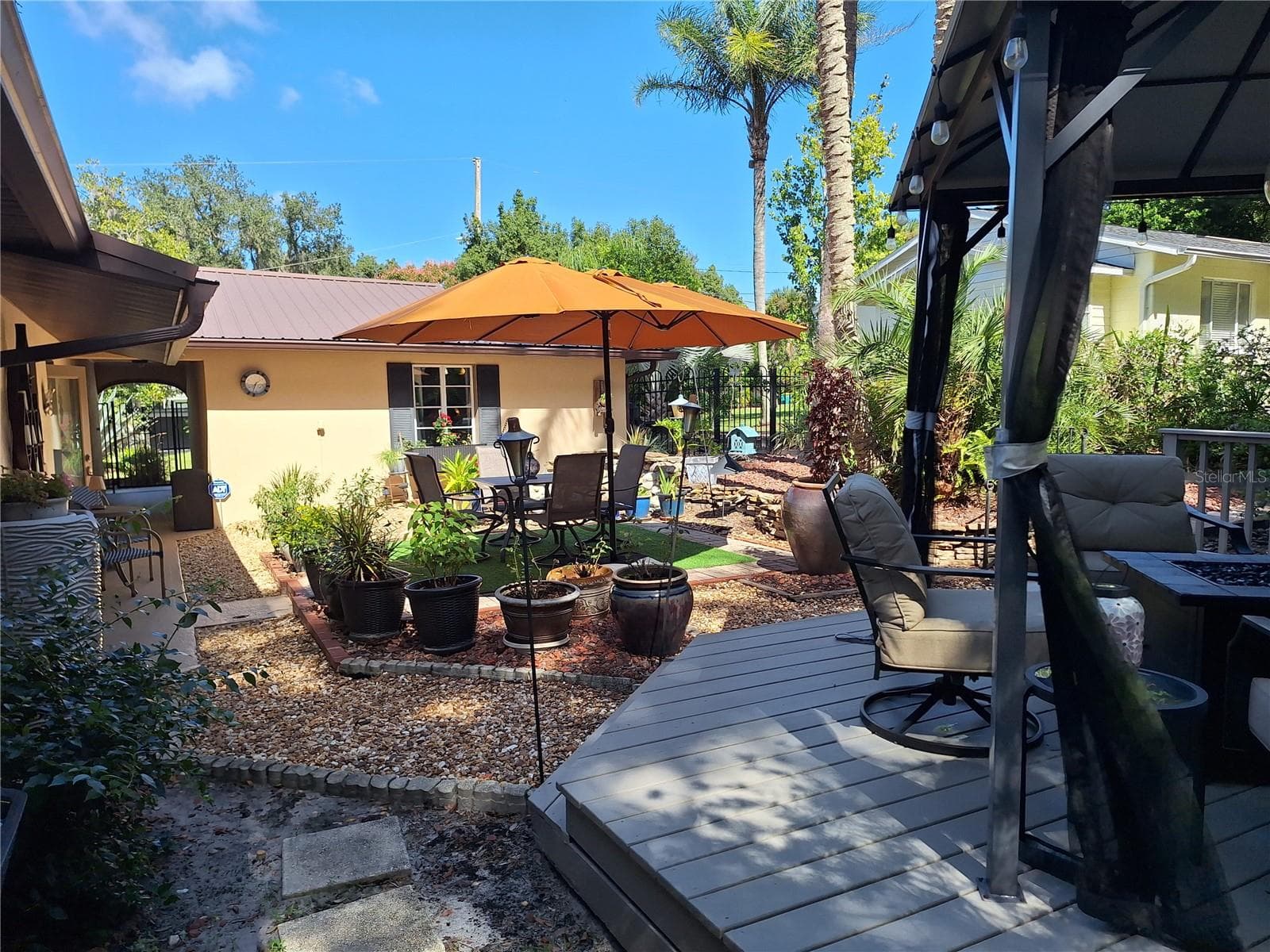 Side yard. - 456 W 10TH AVE, MOUNT DORA