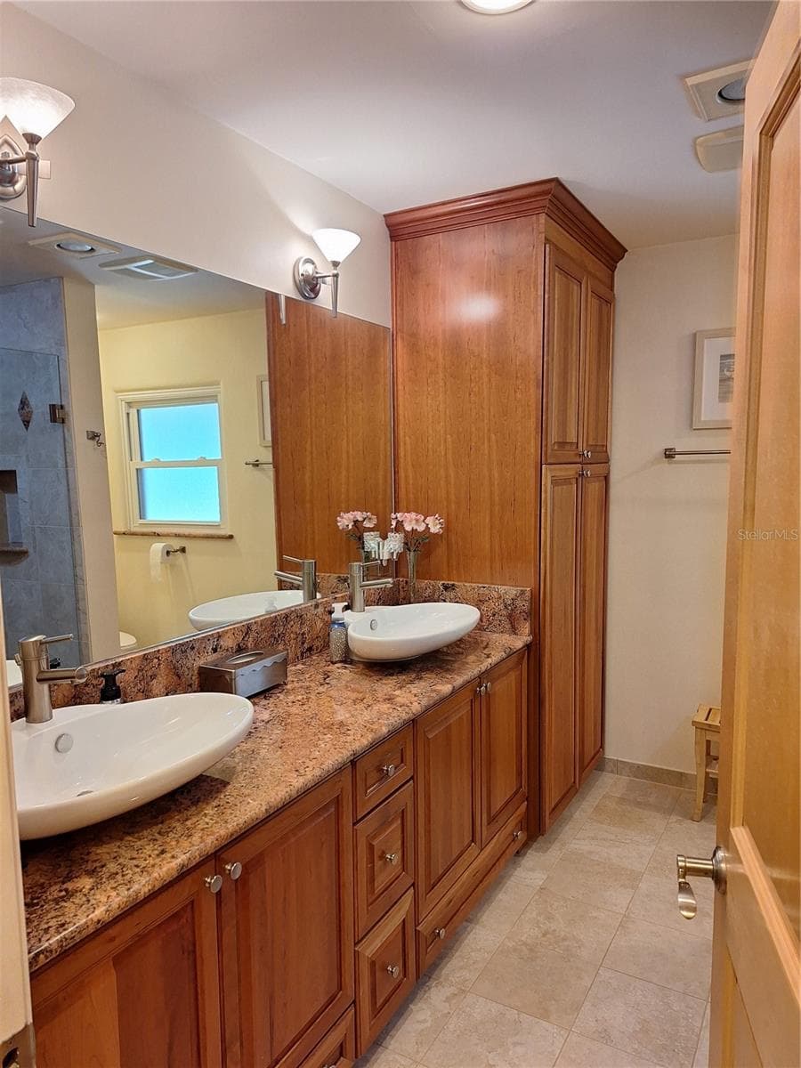 Primary Bathroom. - 456 W 10TH AVE, MOUNT DORA