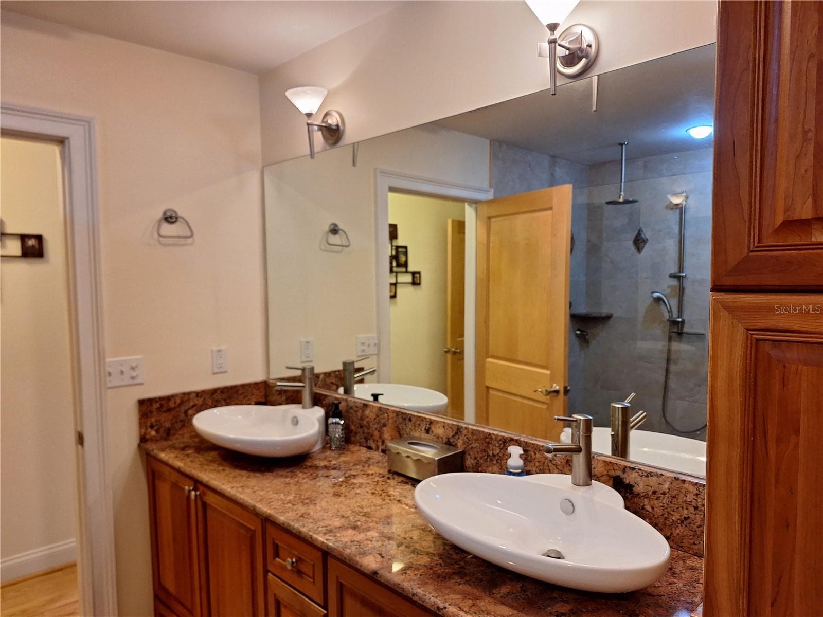Double Vanities. - 456 W 10TH AVE, MOUNT DORA