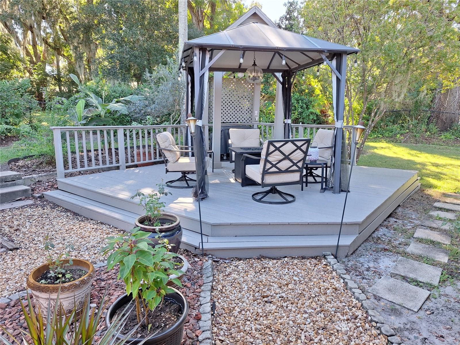 Deck & Gazebo. - 456 W 10TH AVE, MOUNT DORA