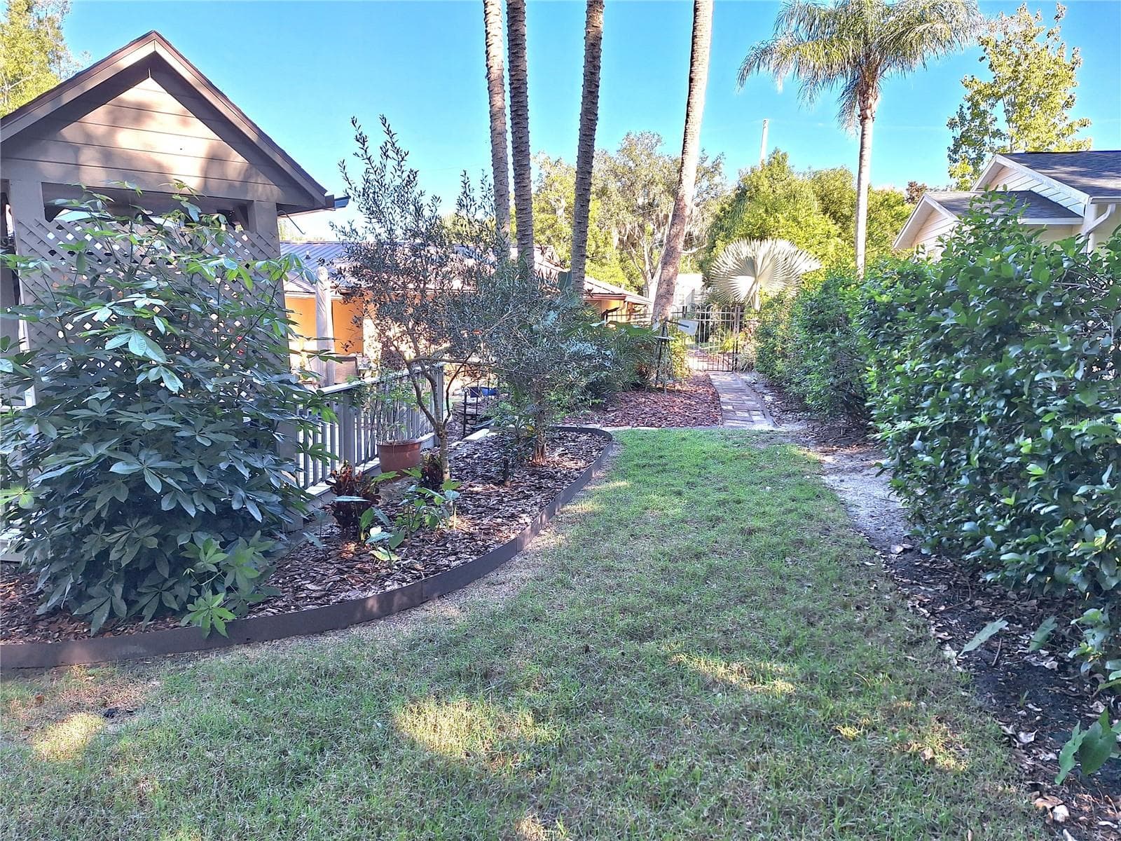 Side Yard. - 456 W 10TH AVE, MOUNT DORA