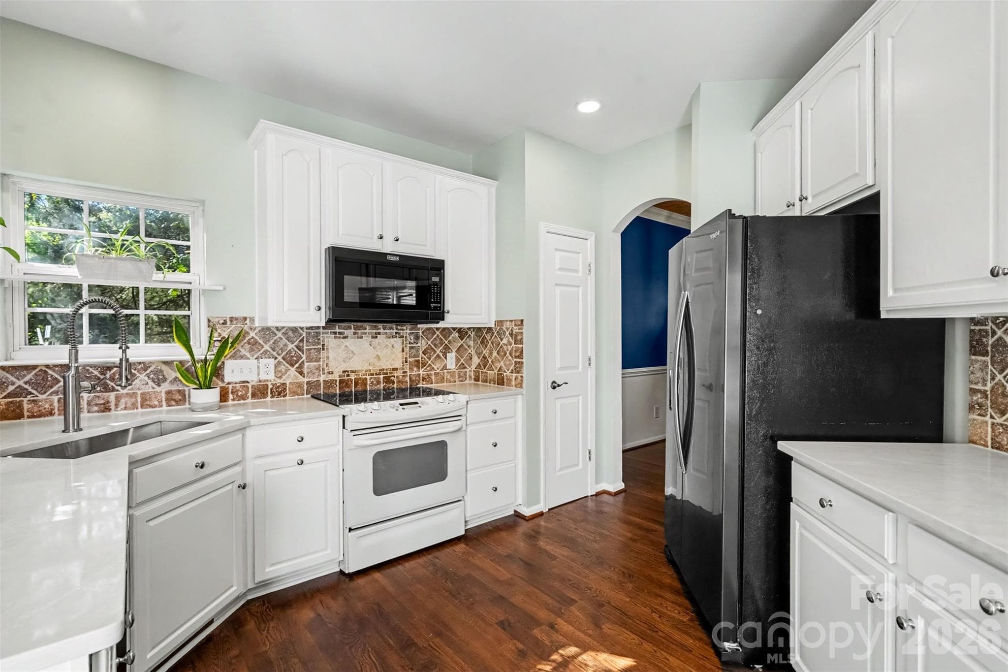 Farm sink, hw flooring, quartz counters, lovely backsplash - 4104 Bamborough Drive, Fort Mill